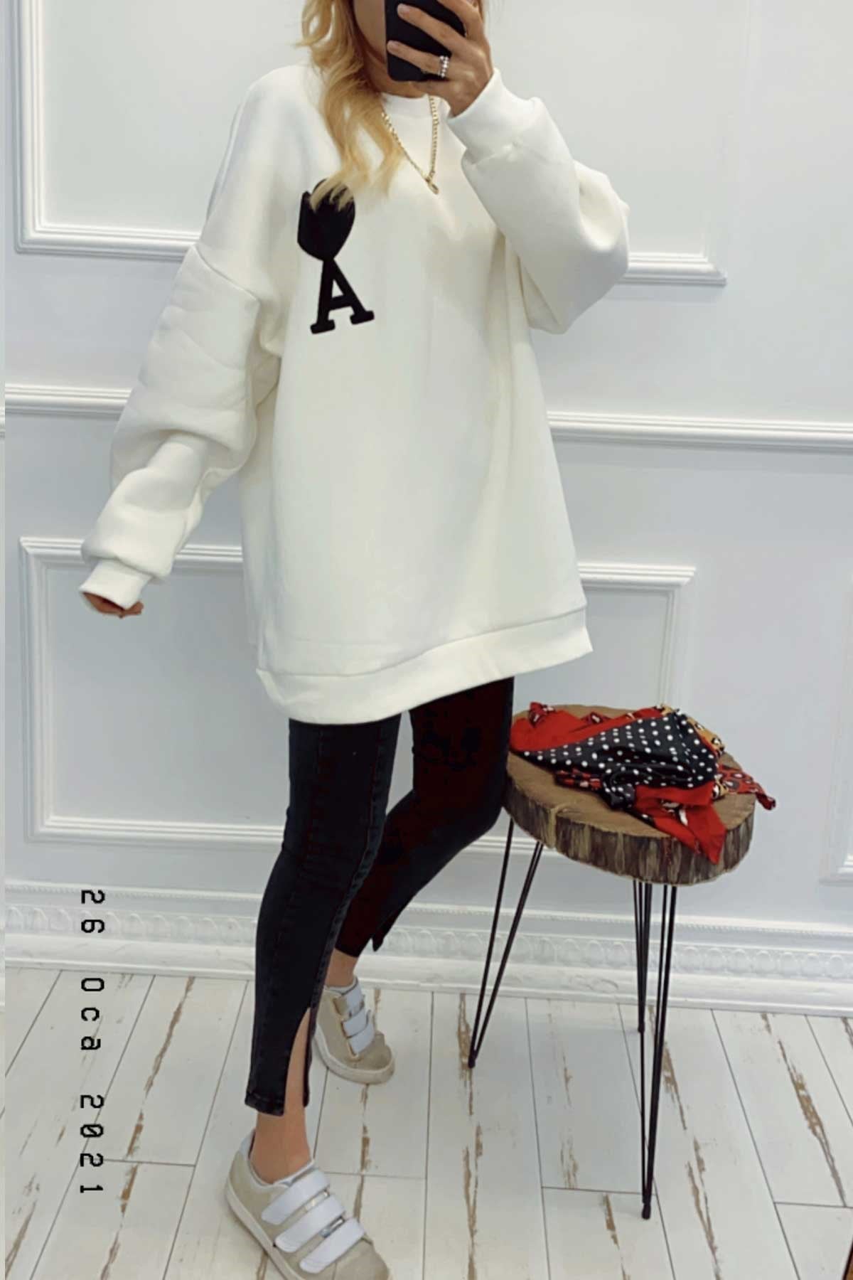 A Harf Detaylı Oversize Sweatshirt