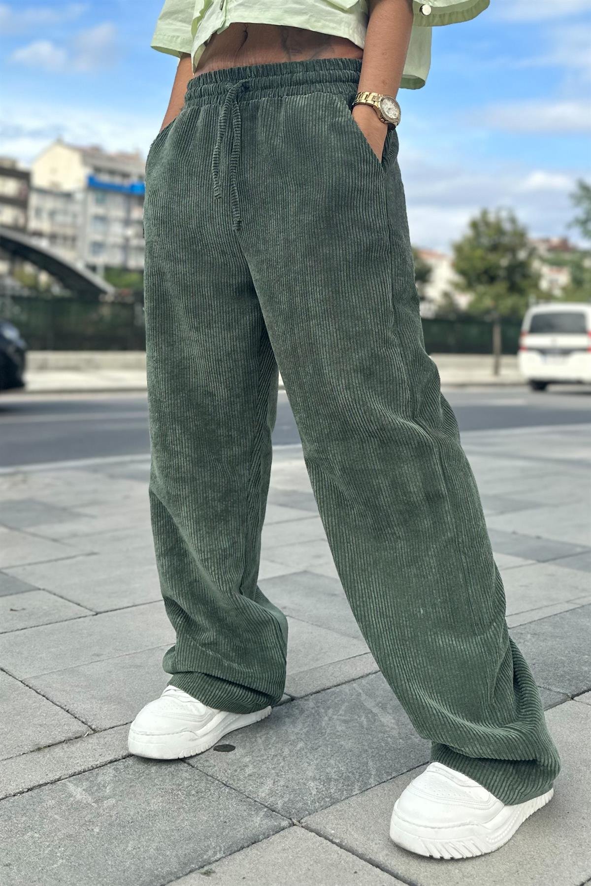 Bol Kesim Yeşil Kadife PantolonPANTOLON