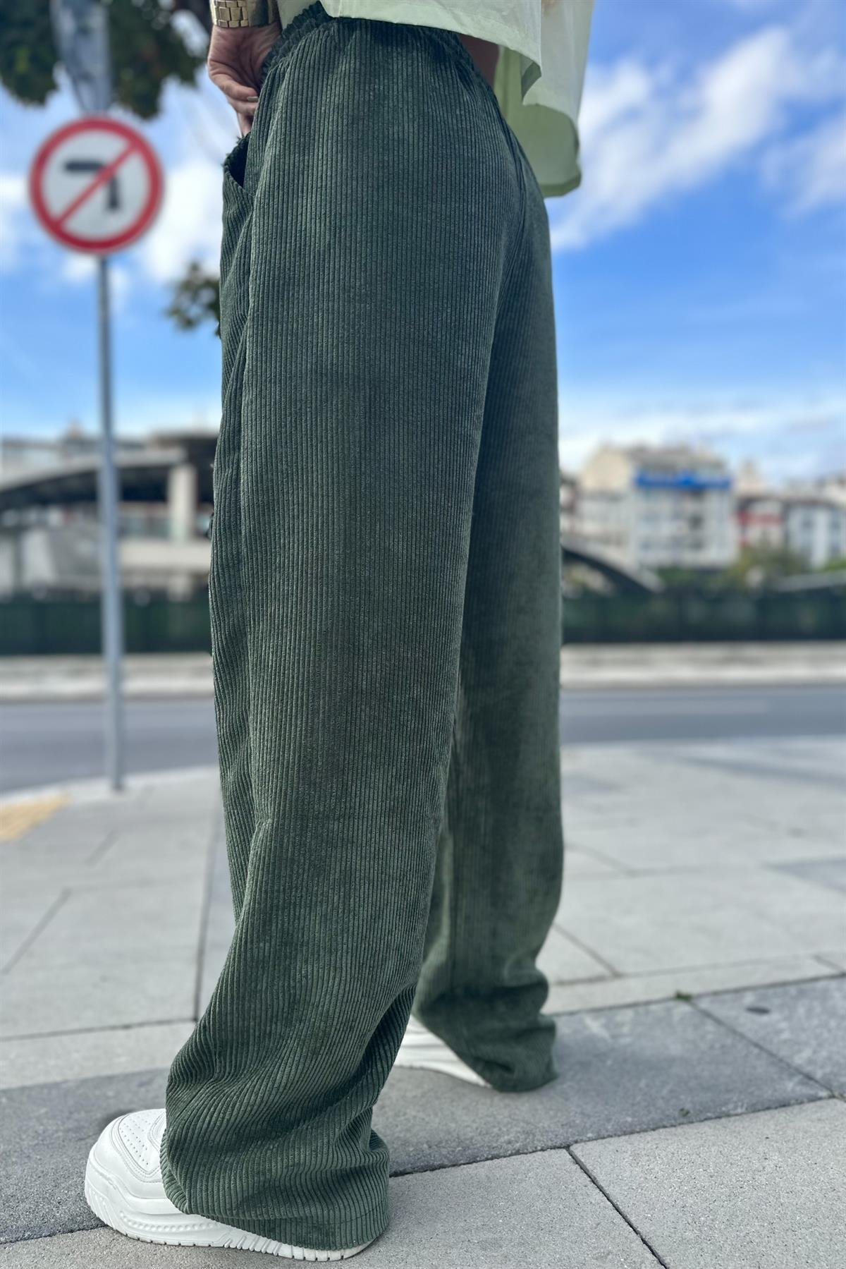 Bol Kesim Yeşil Kadife PantolonPANTOLON