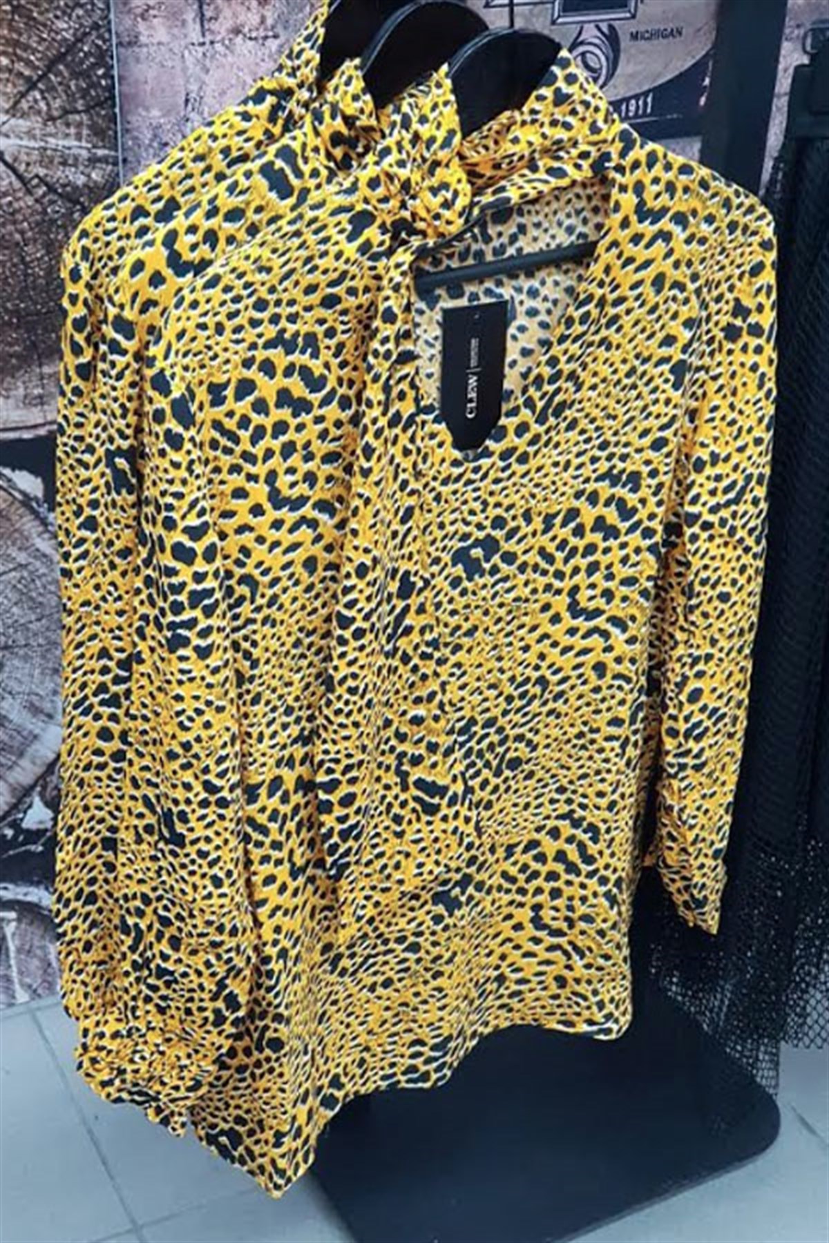 Boynu Toka Detay Sarı Leopar Bluz