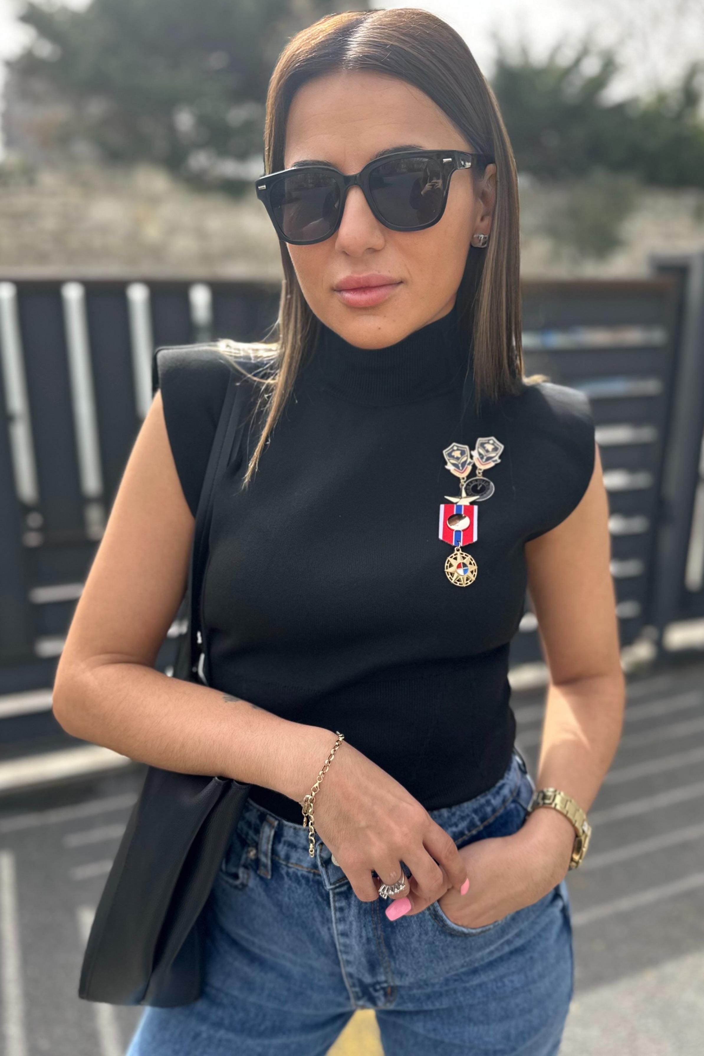 Broşlu Dik Yaka Vatkalı BluzBLUZ