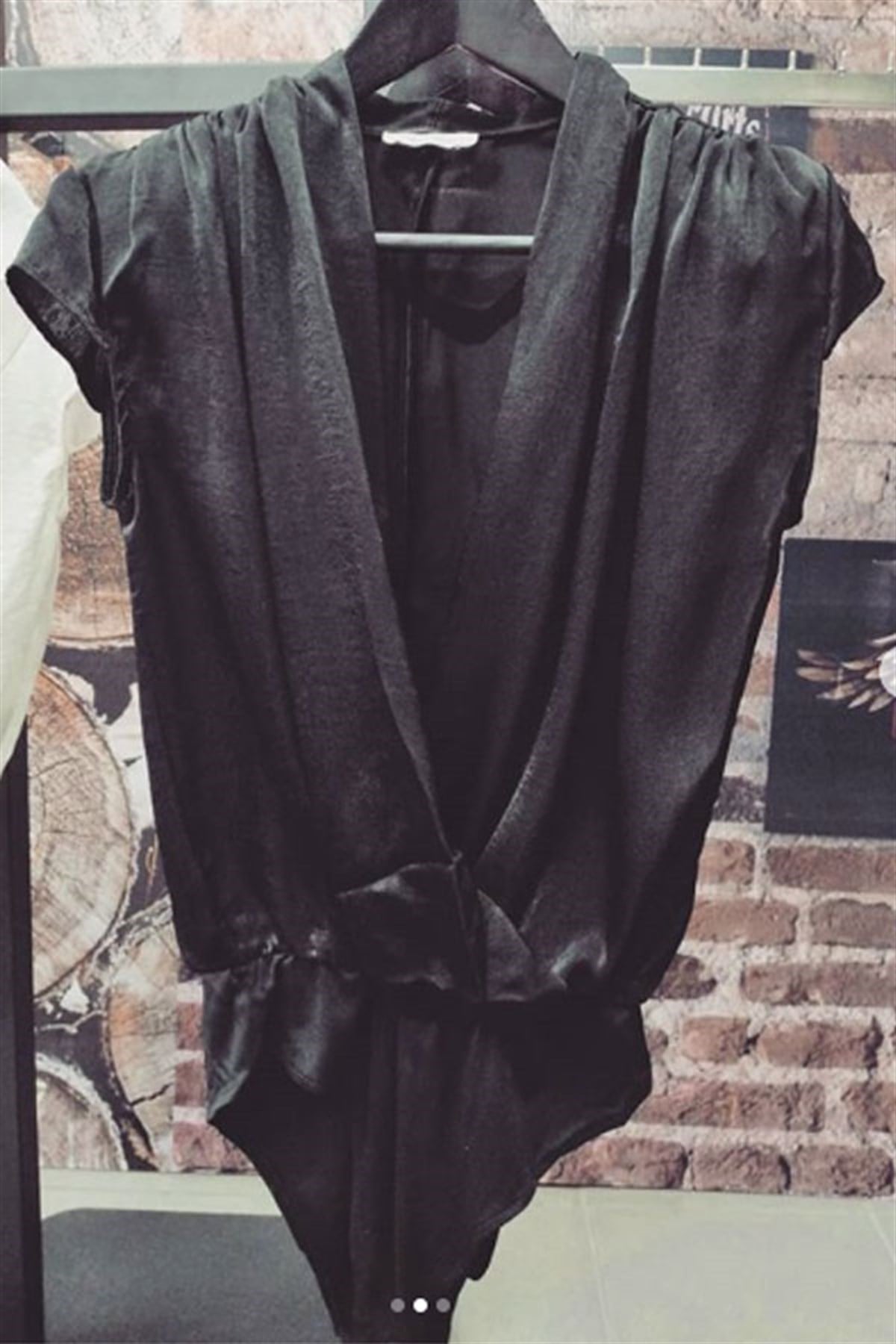 Büzgü Omuz Saten Kruvaze Bodysuit