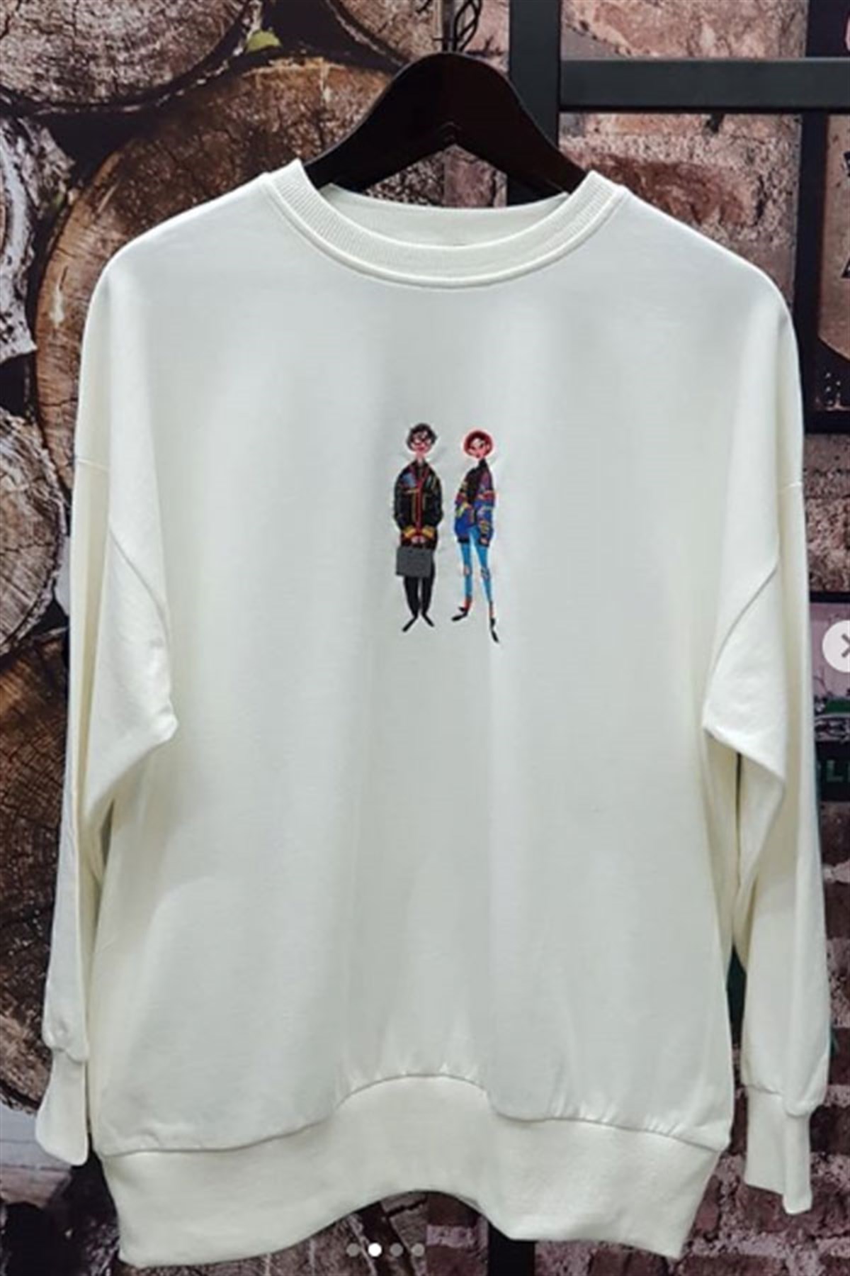 Çift İnsan Figürü Nakışlı Sweatshirt