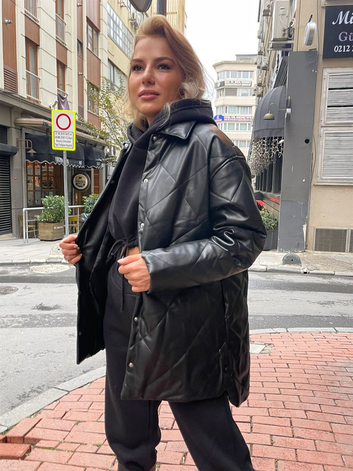 Deri Kapitone MontMONT/CEKET