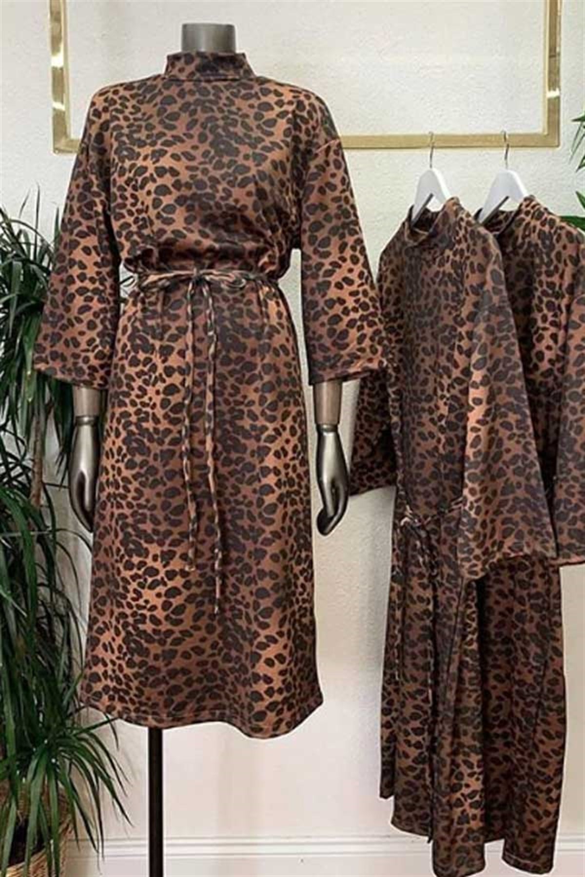 Dik Yaka Kuşaklı Leopar Elbise