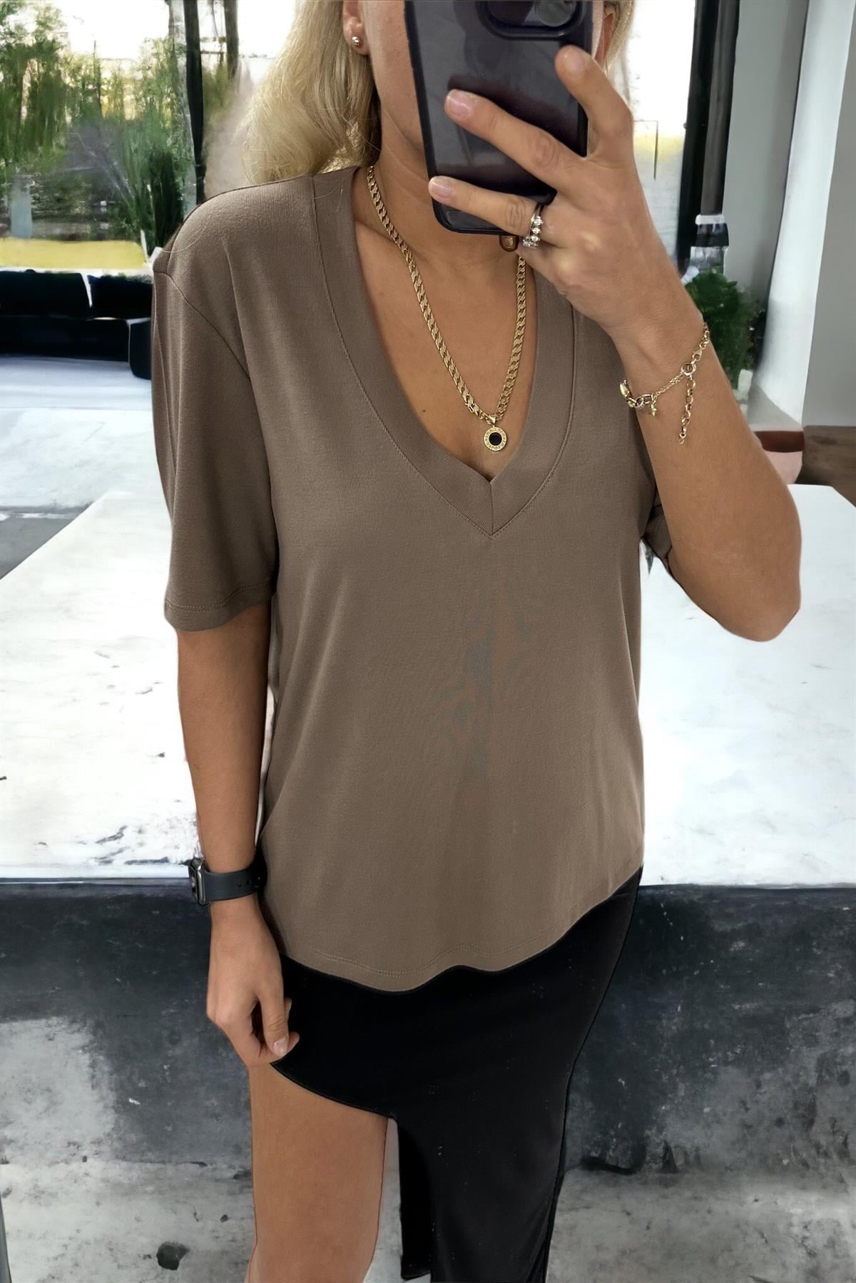 Kahverengi V Yaka Orijinal Marka Basic TshirtTSHİRT