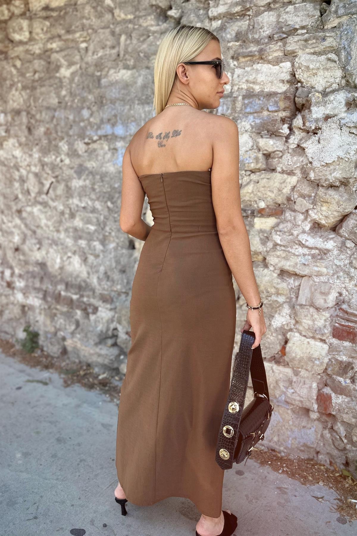 Kahverengi Yırtmaçlı Straplez ElbiseELBİSE