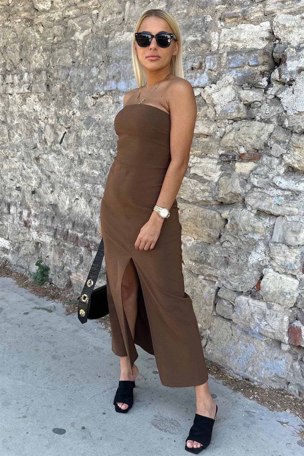 Kahverengi Yırtmaçlı Straplez ElbiseELBİSE