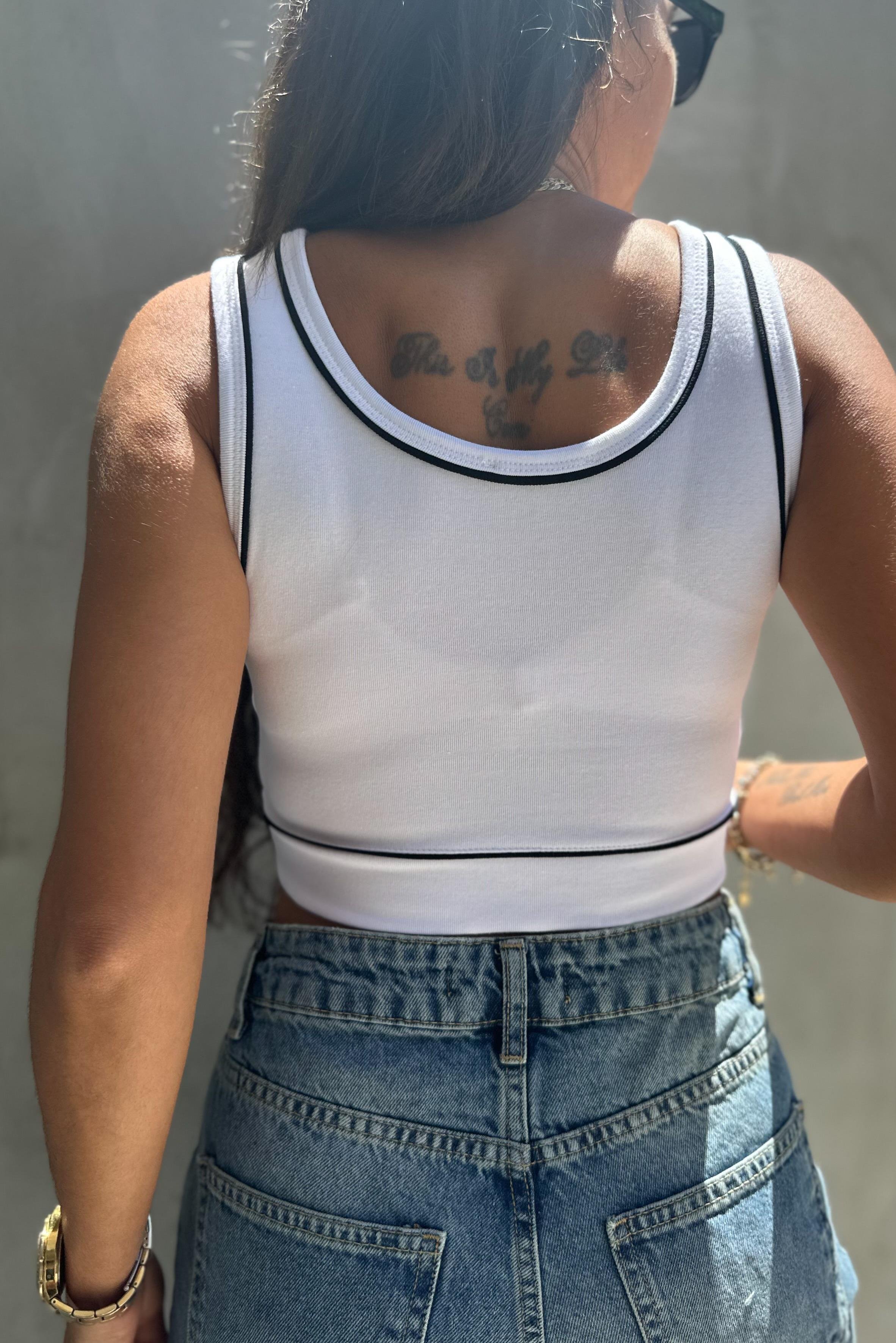 Kalp Yaka Beli Yazılı Beyaz CropCROP