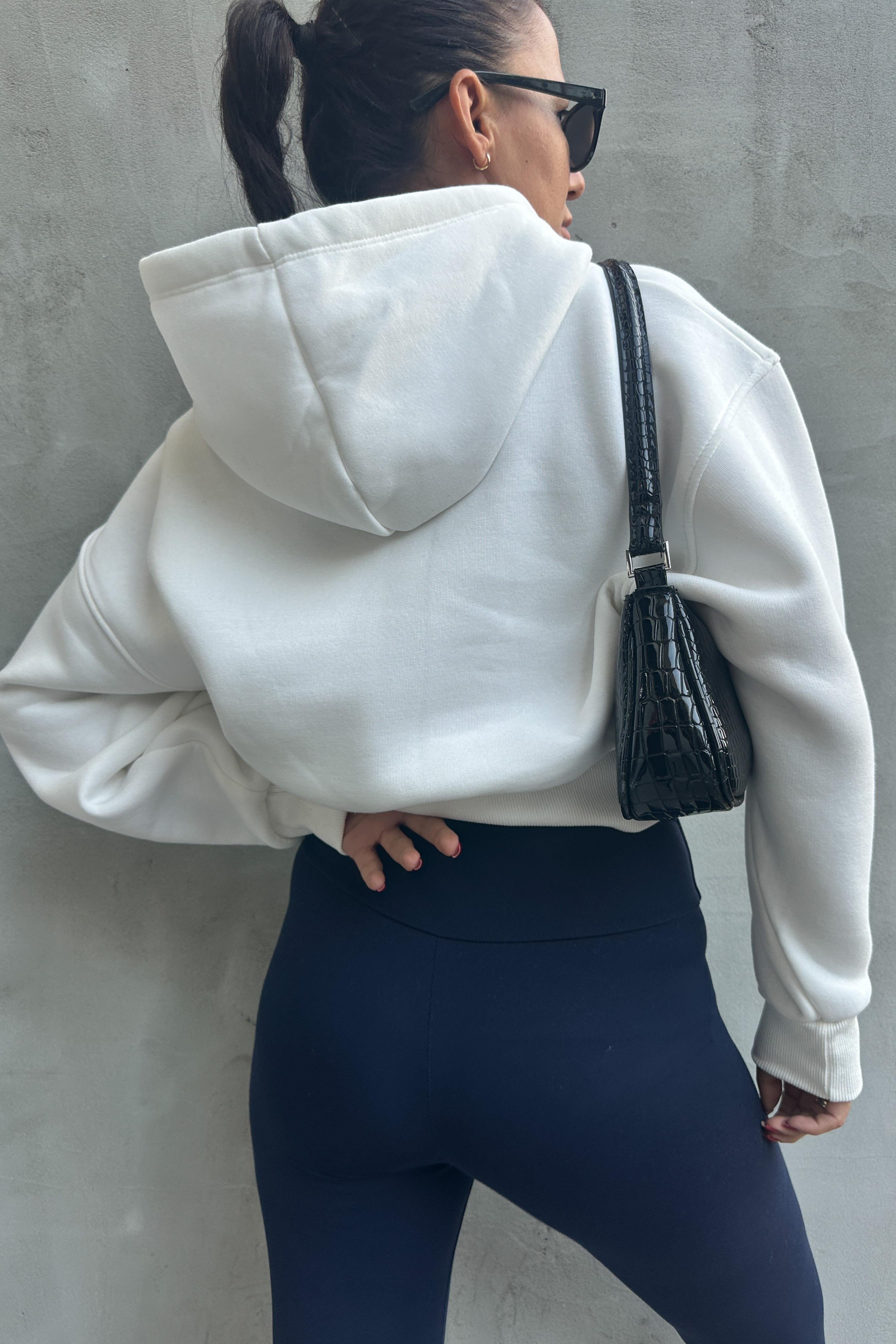 Kapüşonlu Kabartma Baskılı Beyaz SweatshirtSWEATSHİRT