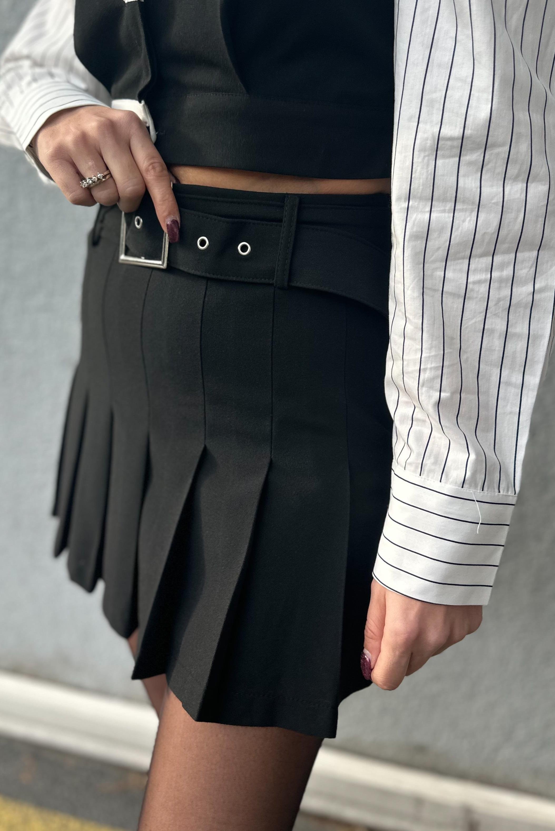 Kemer Detay Siyah Pileli Mini EtekYENİ GELENLER