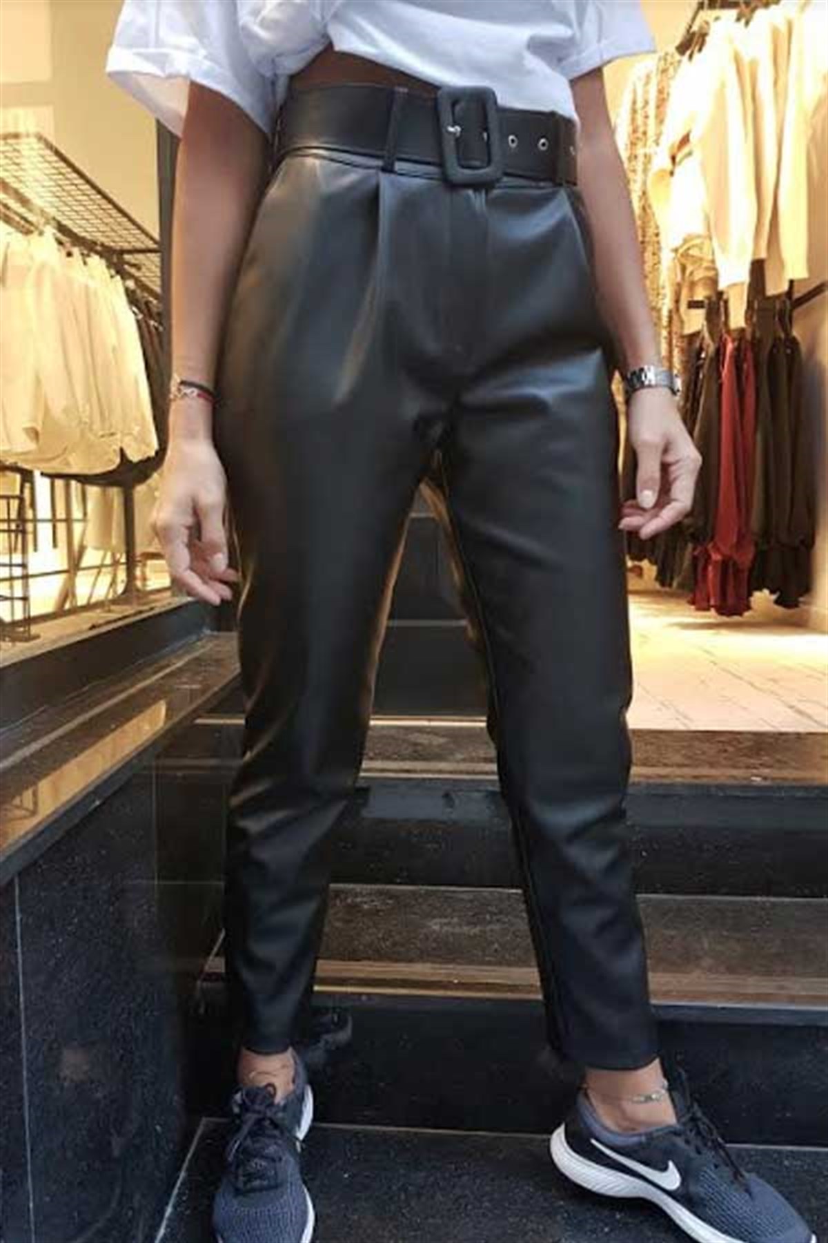 Kemerli Deri Havuç Pantalon