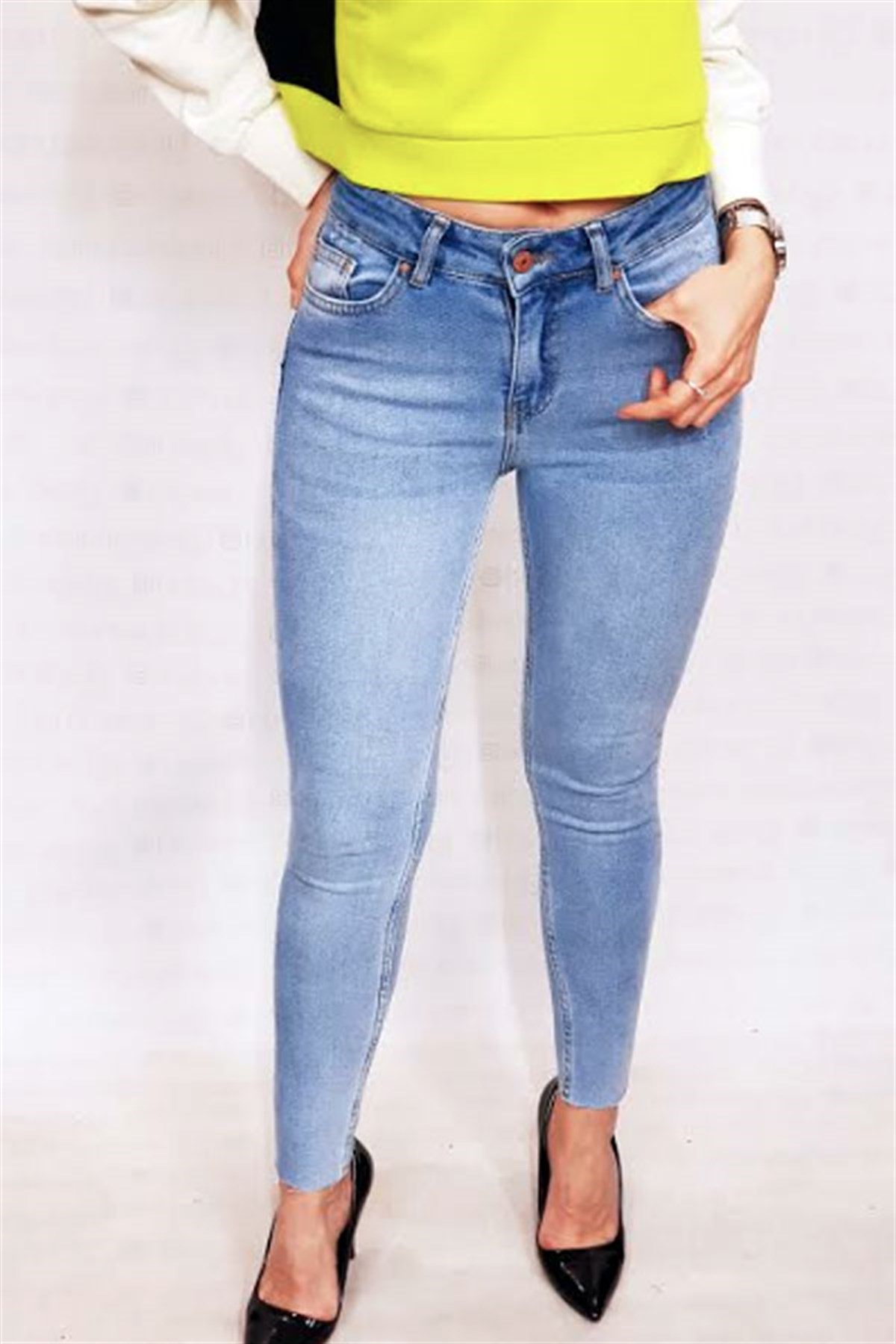 Kesik Paça Taşlanmış Mavi Skinny Jean