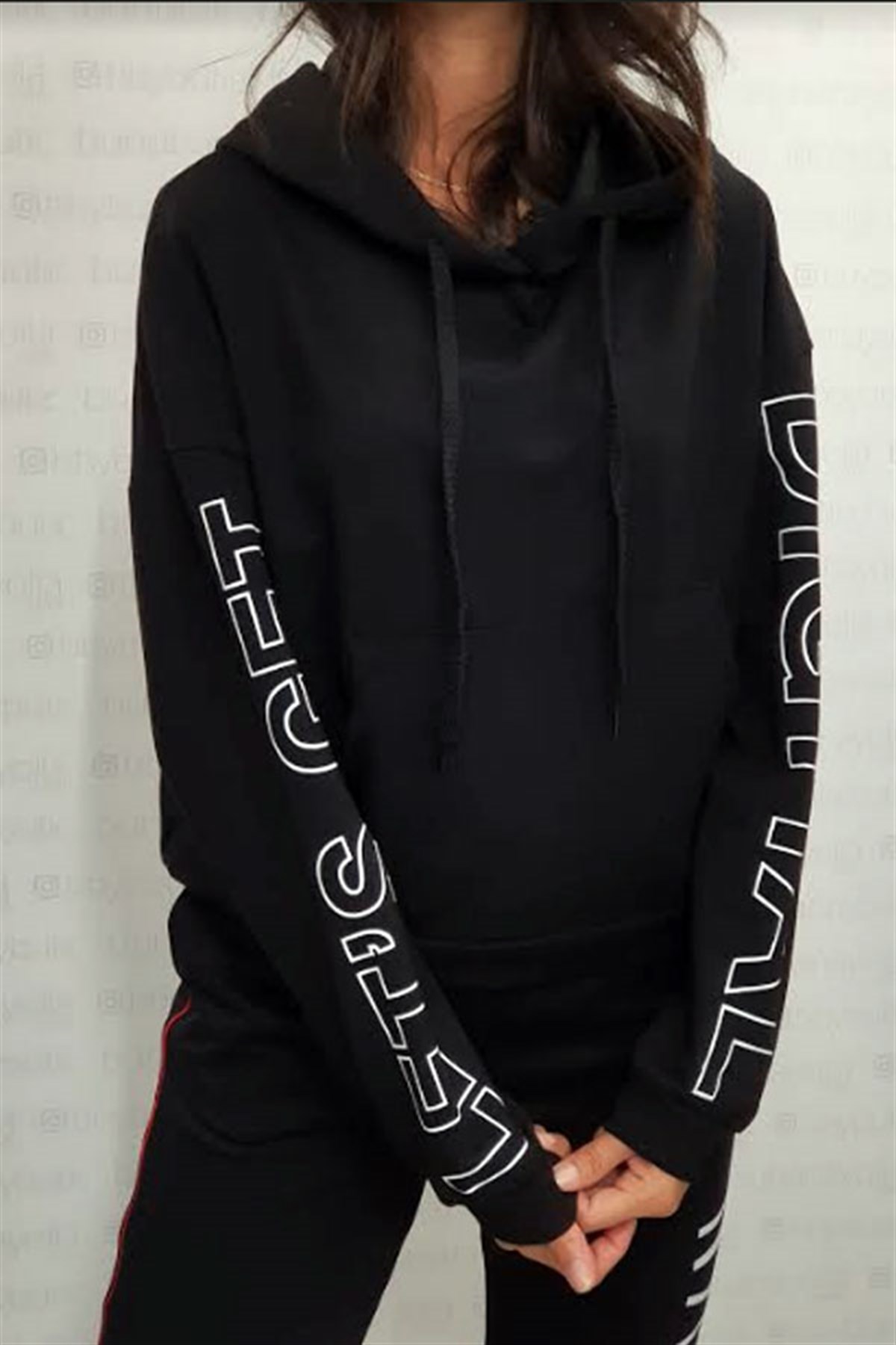 Kolları Yazılı Kapşonlu Kısa Sweatshirt
