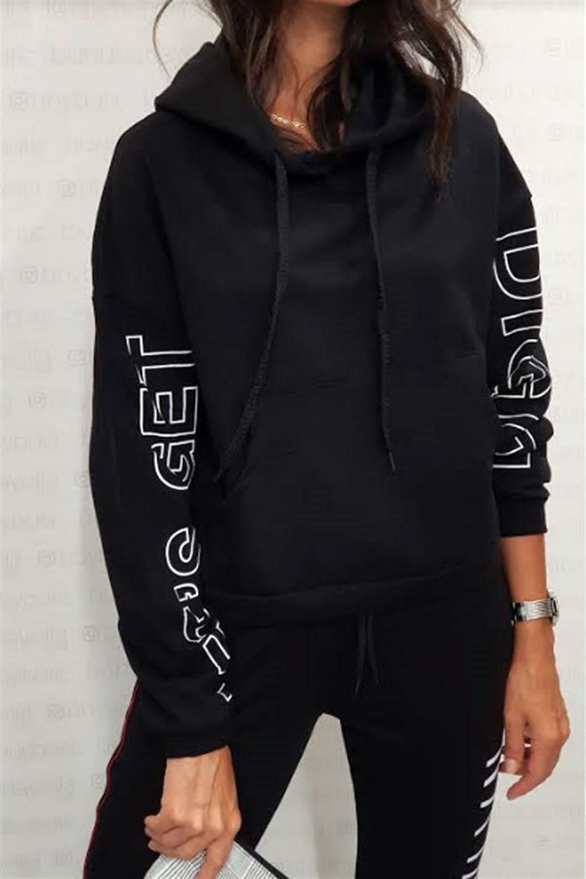Kolları Yazılı Kapşonlu Kısa Sweatshirt