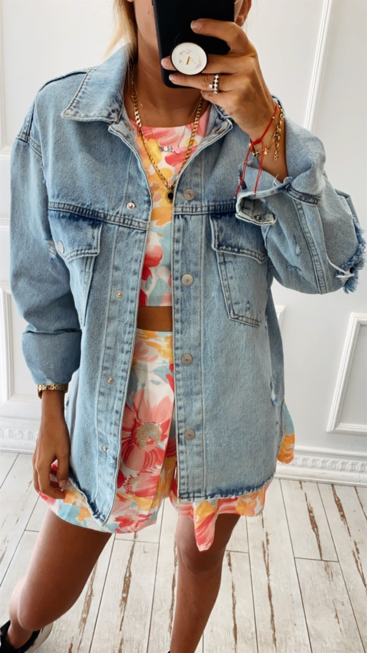 Kolu Yırtık Detaylı Salaş Kesim Denim Ceket