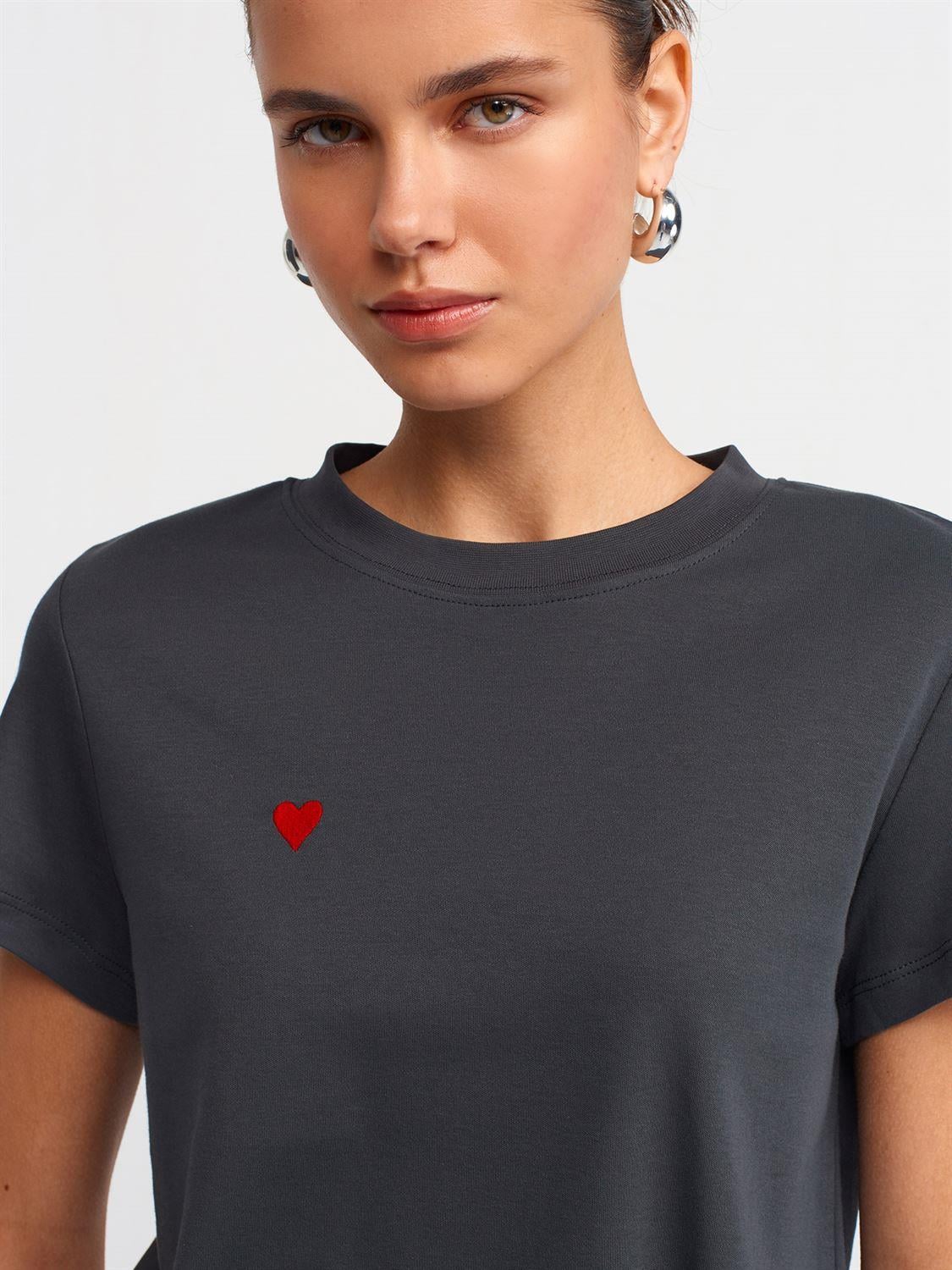 Küçük Kalpli Antrasit Basic TshirtÇOK SATANLAR