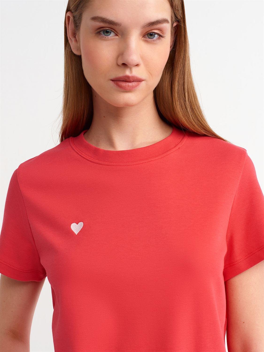 Küçük Kalpli Kırmızı Basic TshirtÇOK SATANLAR