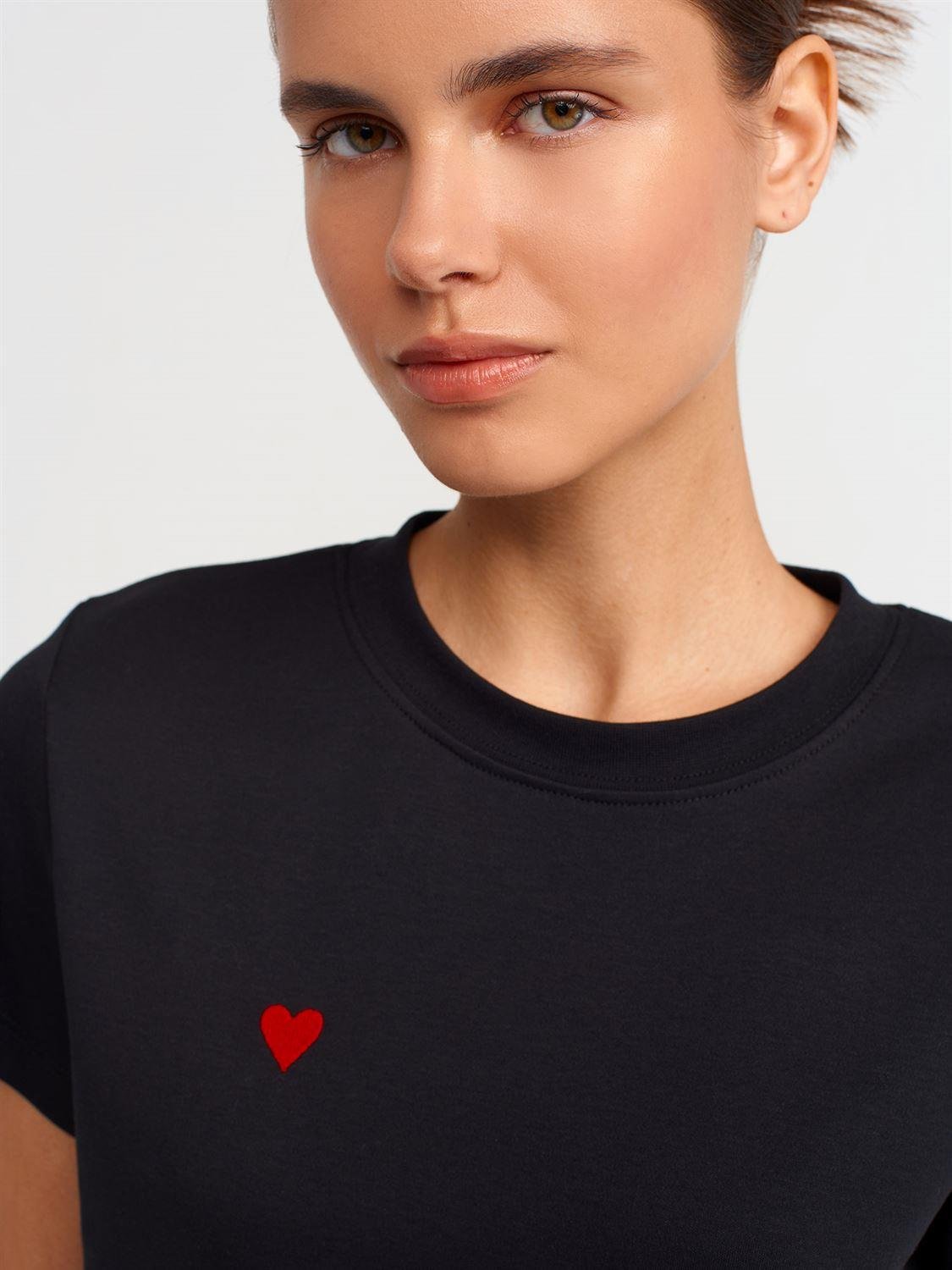 Küçük Kalpli Siyah Basic TshirtÇOK SATANLAR