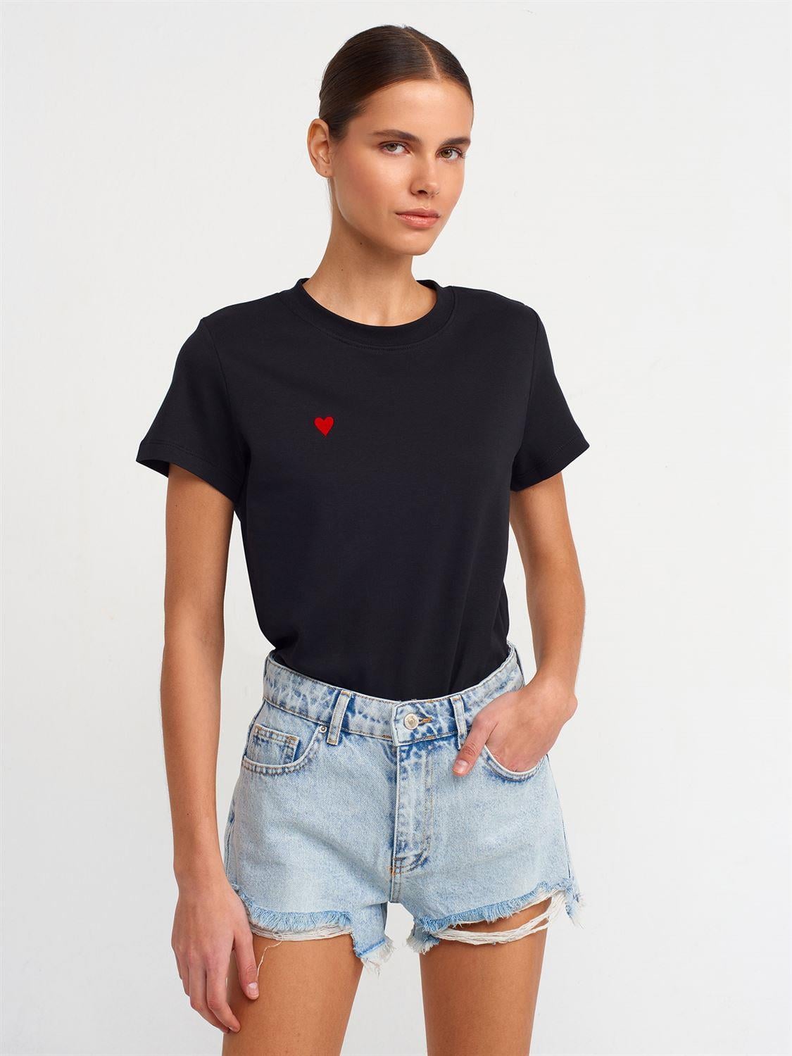 Küçük Kalpli Siyah Basic TshirtÇOK SATANLAR