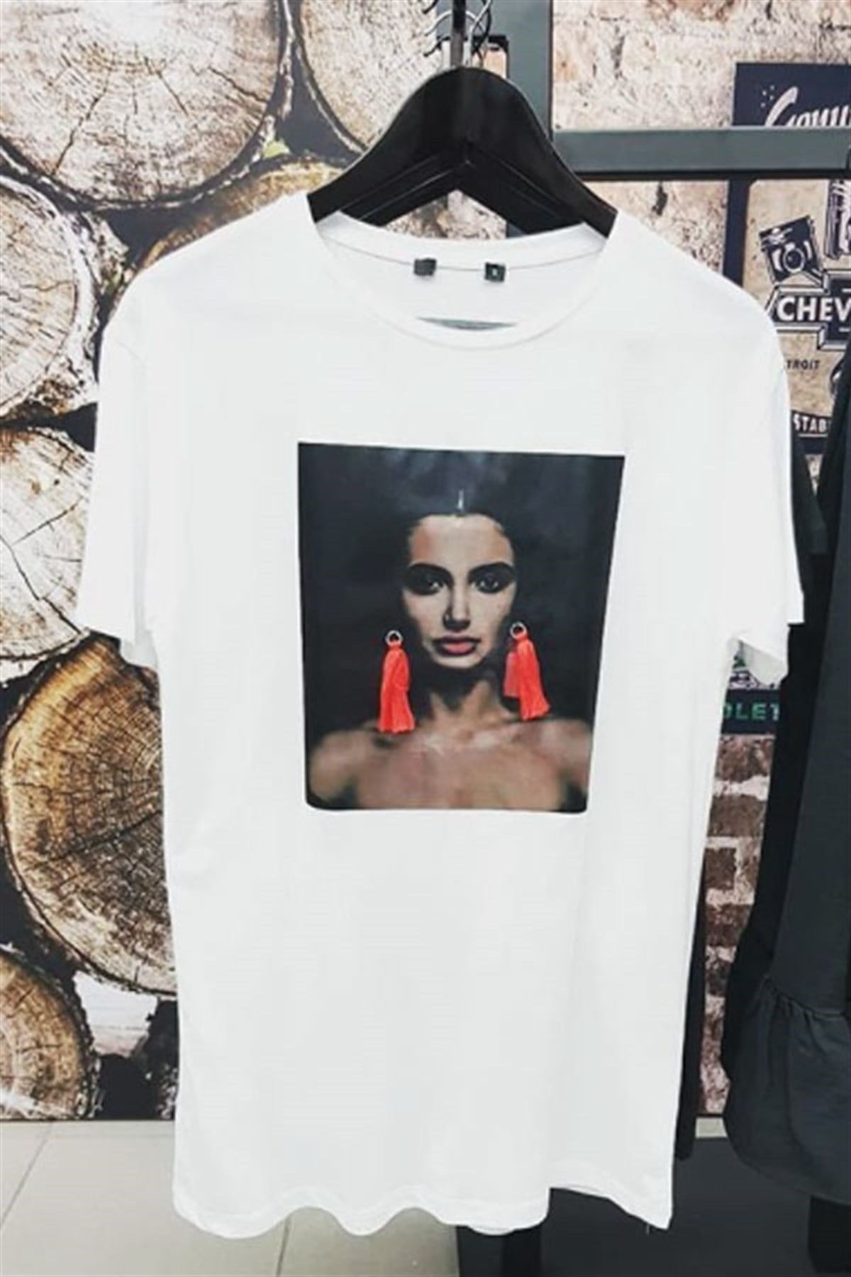 Küpeli Kızlı Tshirt