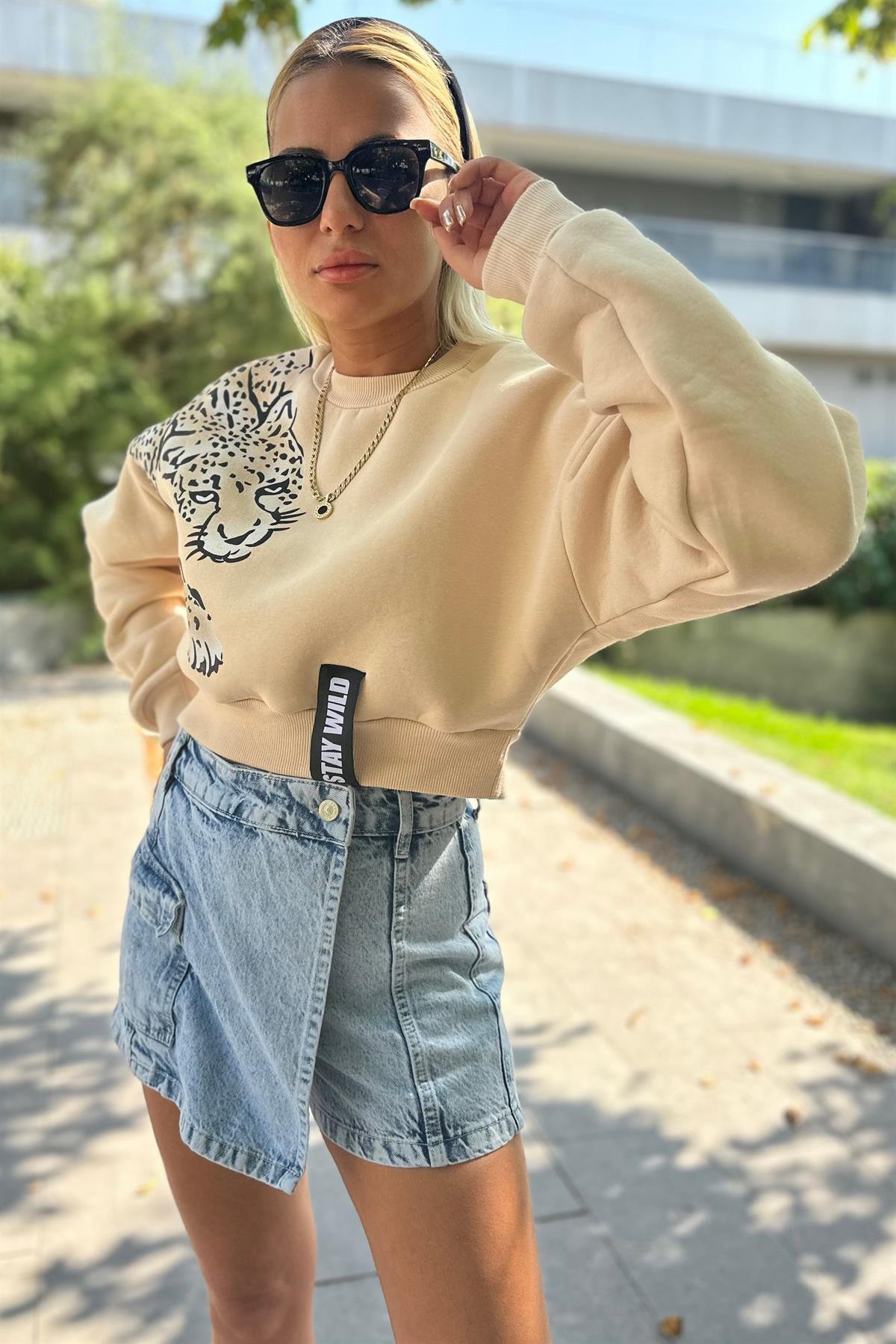Leopar Baskılı Bej Crop SweatshirtSWEATSHİRT