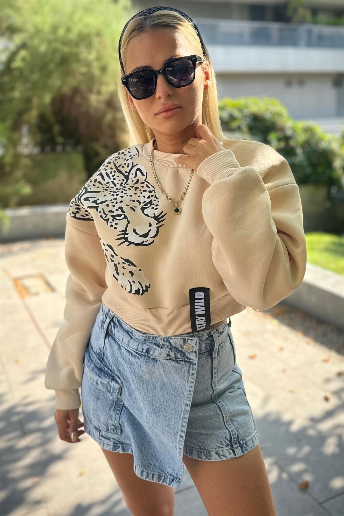 Leopar Baskılı Bej Crop SweatshirtSWEATSHİRT