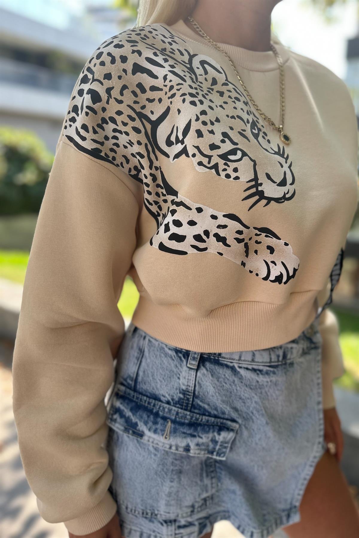 Leopar Baskılı Bej Crop SweatshirtSWEATSHİRT