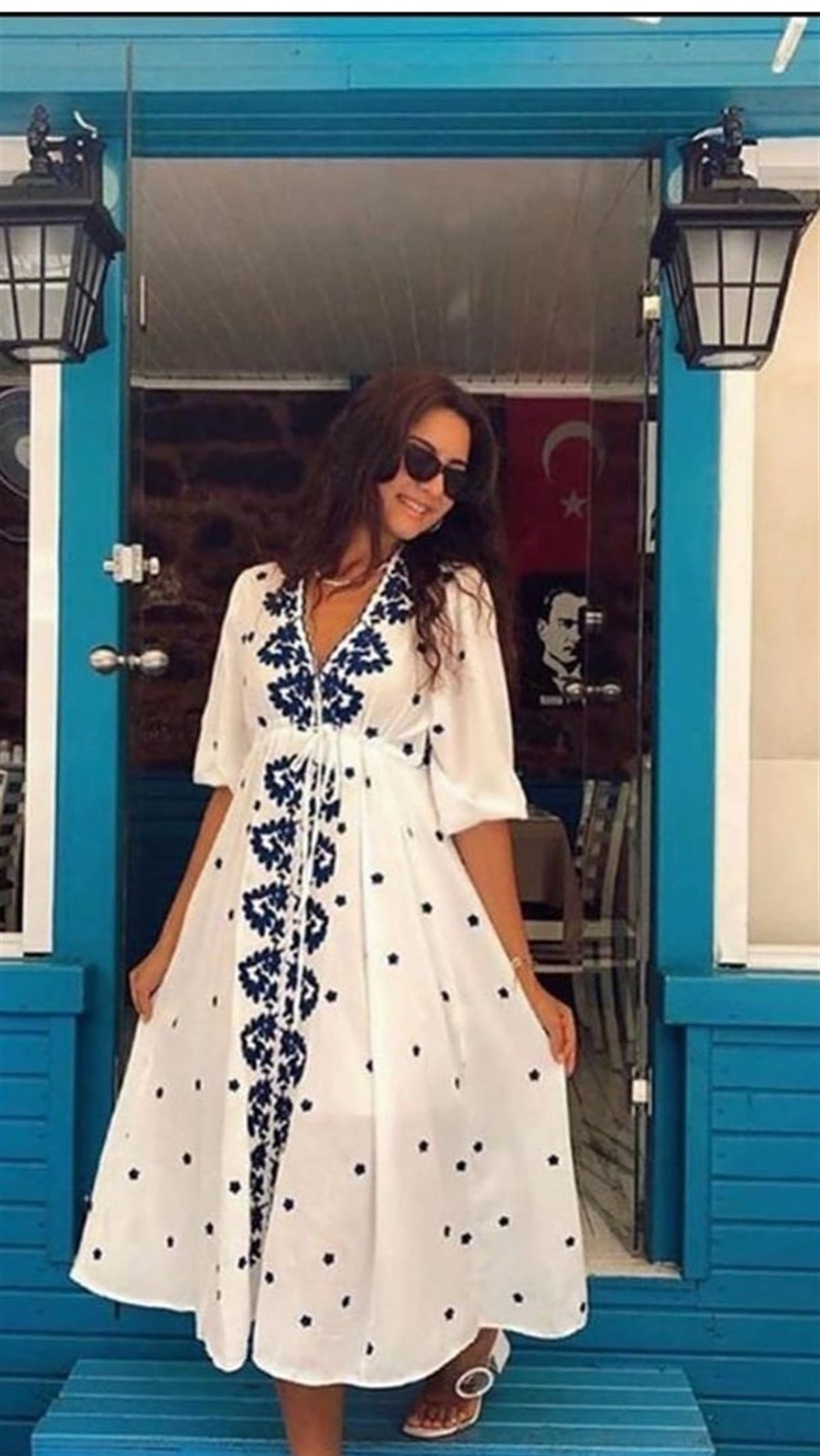 Mavi Nakışlı Beyaz Elbise
