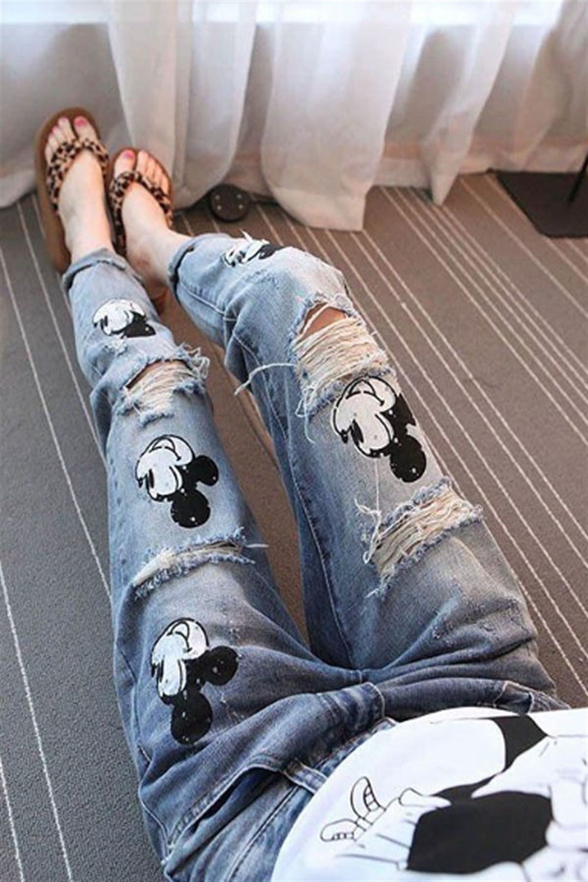 Mickey Baskılı Yırtıklı Mom Jean