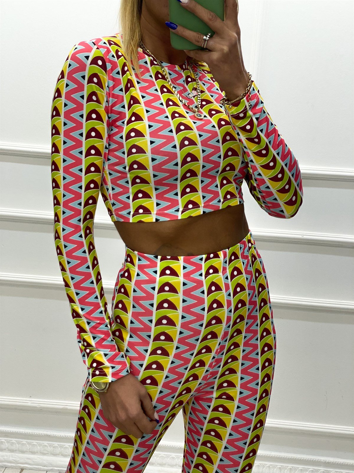 Neon Renk Desenli Crop Tayt TakımTAKIMLAR