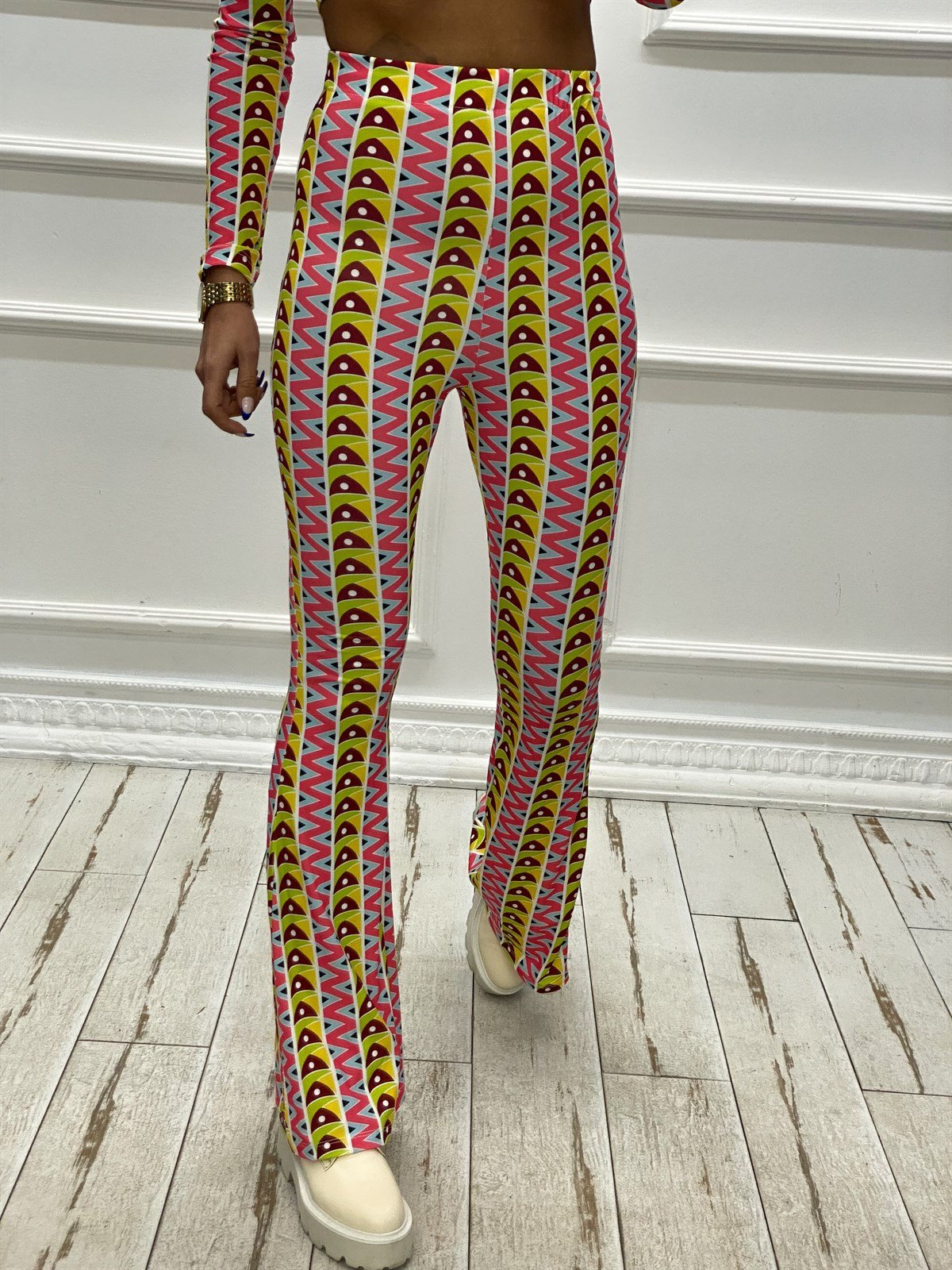 Neon Renk Desenli Crop Tayt TakımTAKIMLAR