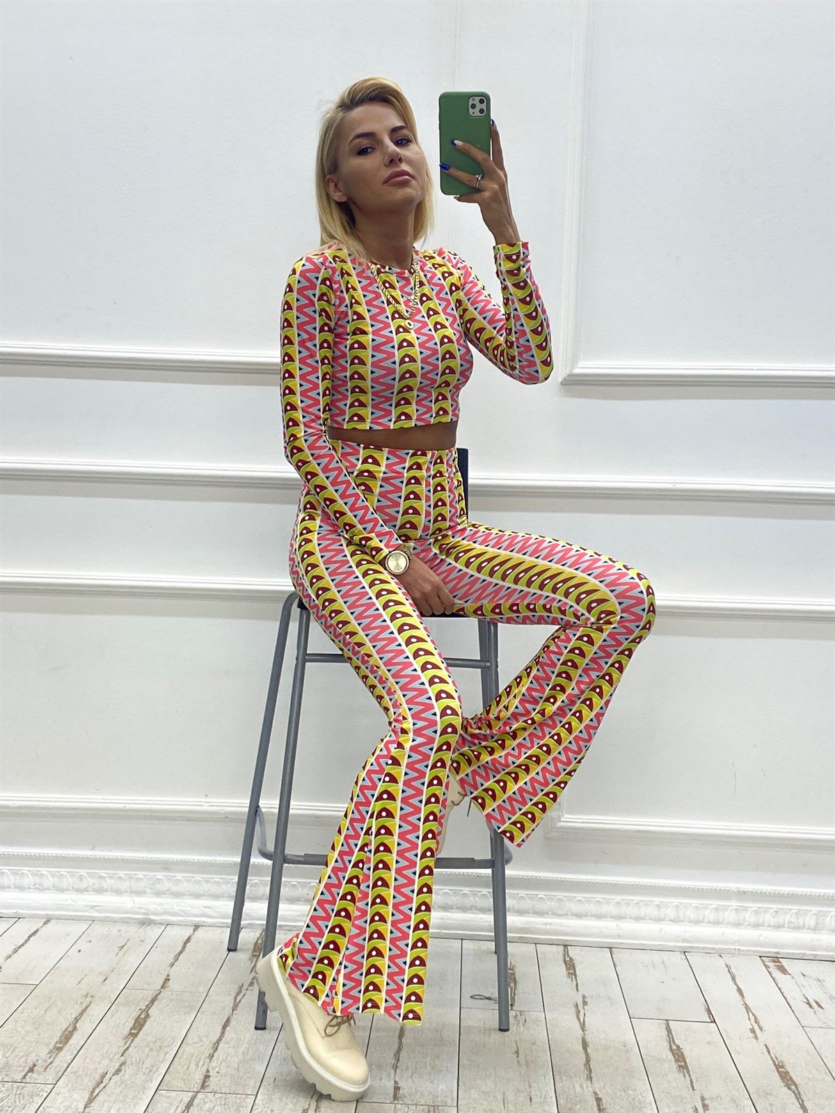Neon Renk Desenli Crop Tayt TakımTAKIMLAR