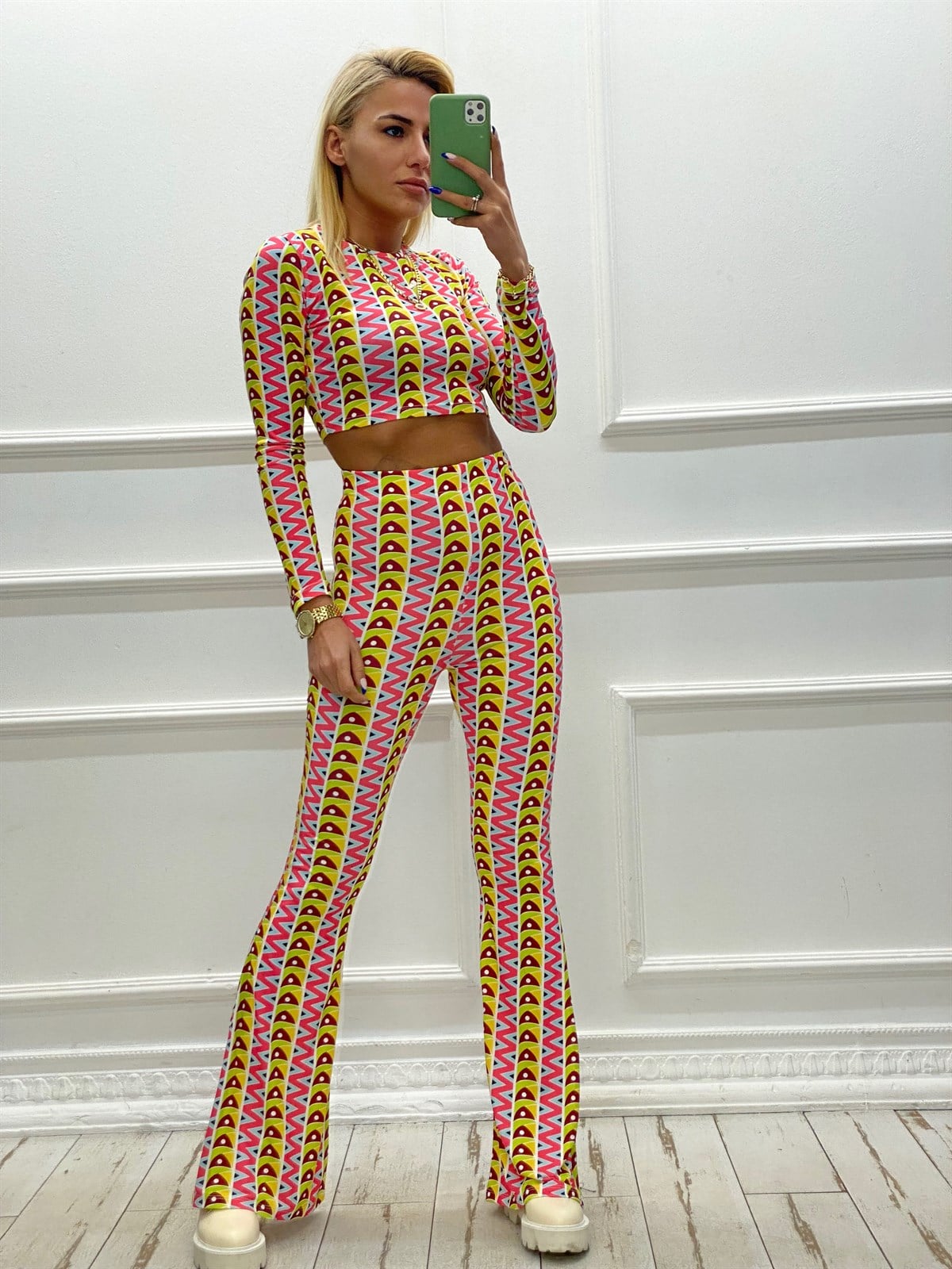 Neon Renk Desenli Crop Tayt TakımTAKIMLAR