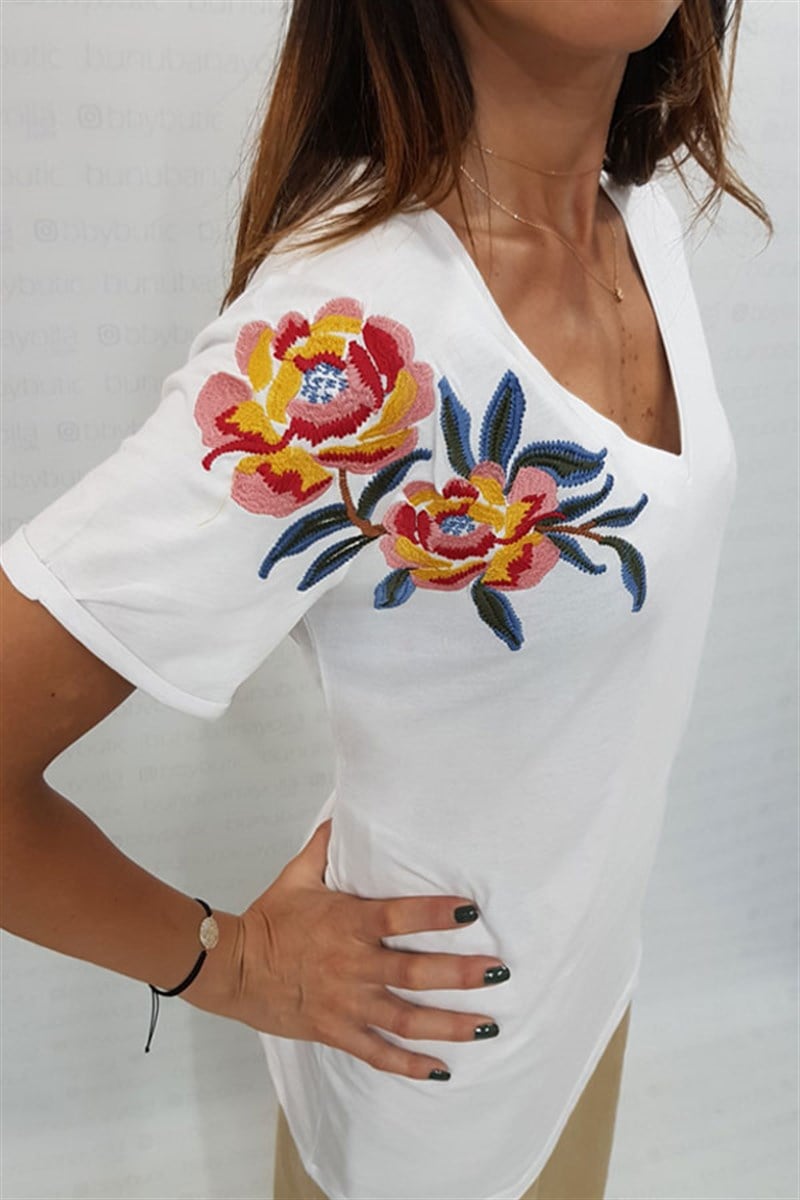 Omzu Çiçek Nakışlı V Yaka Tshirt