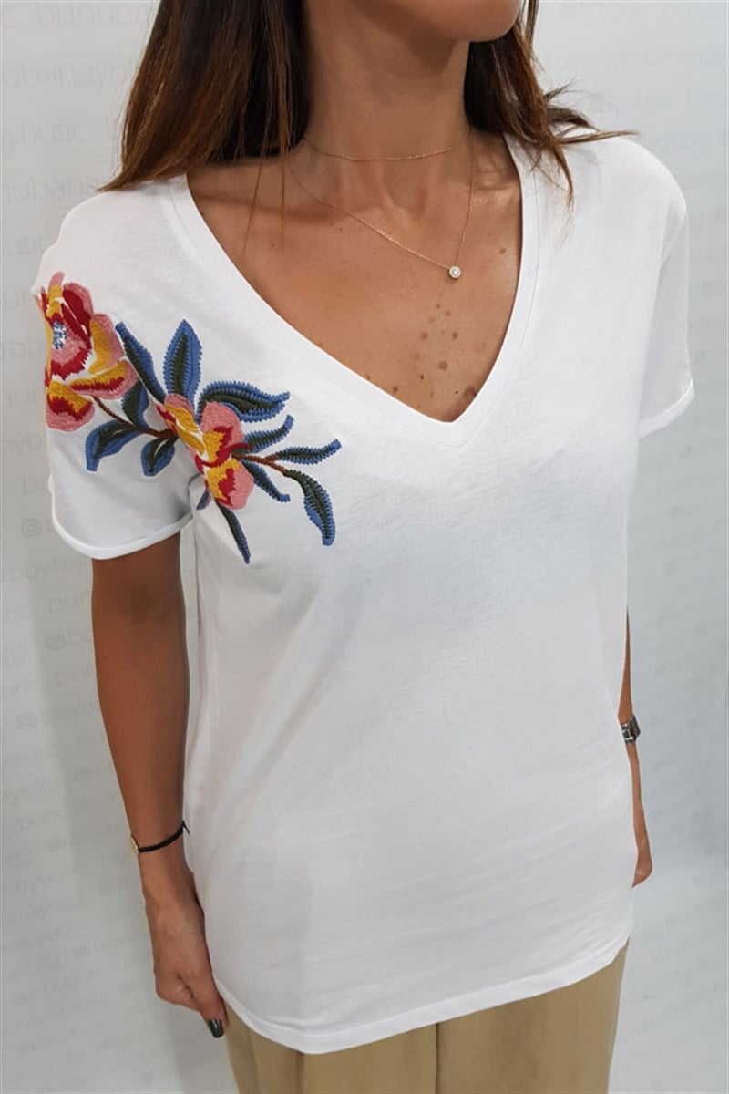Omzu Çiçek Nakışlı V Yaka Tshirt