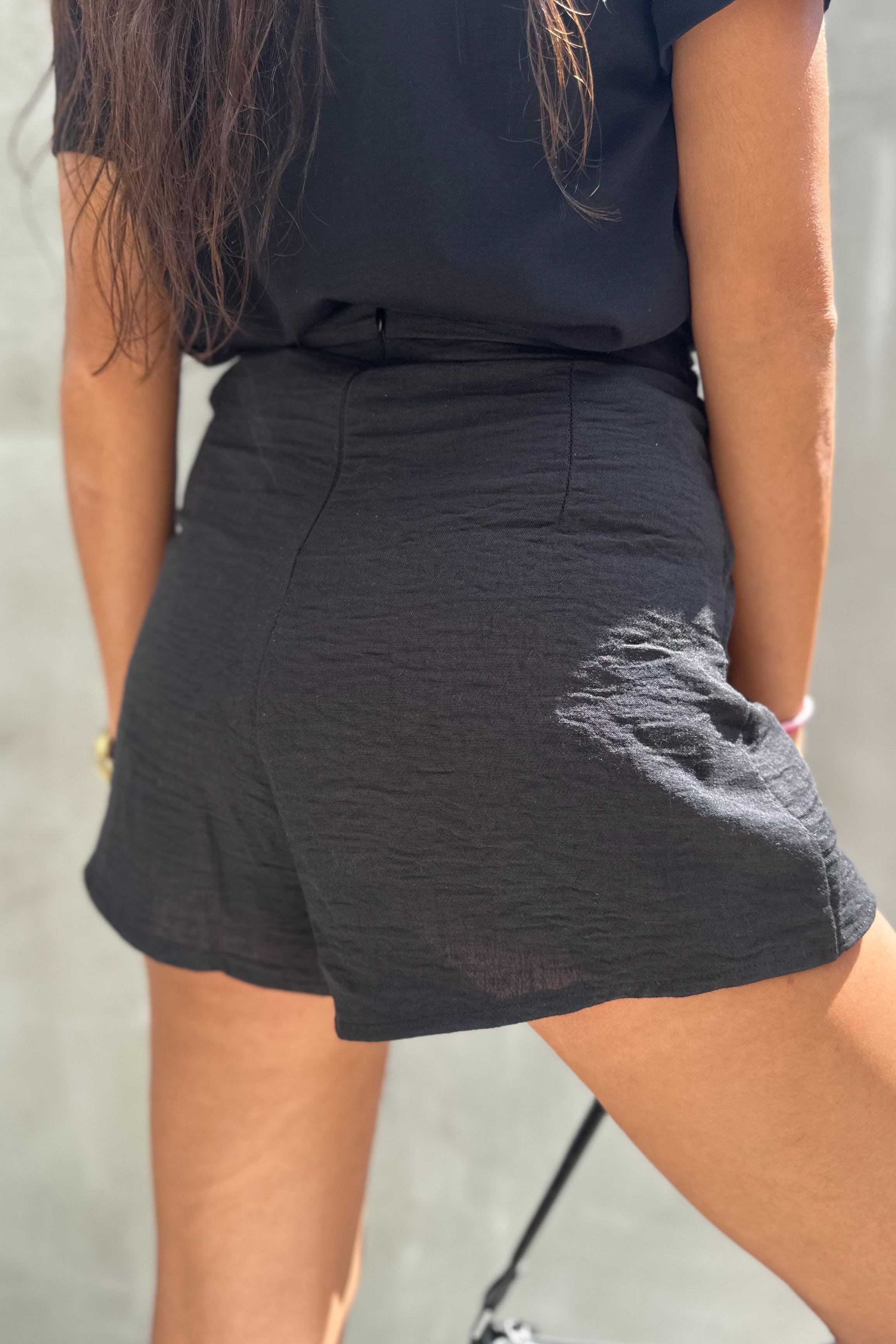 Önden Bağlamalı Siyah Keten ŞortHer şey 250TL