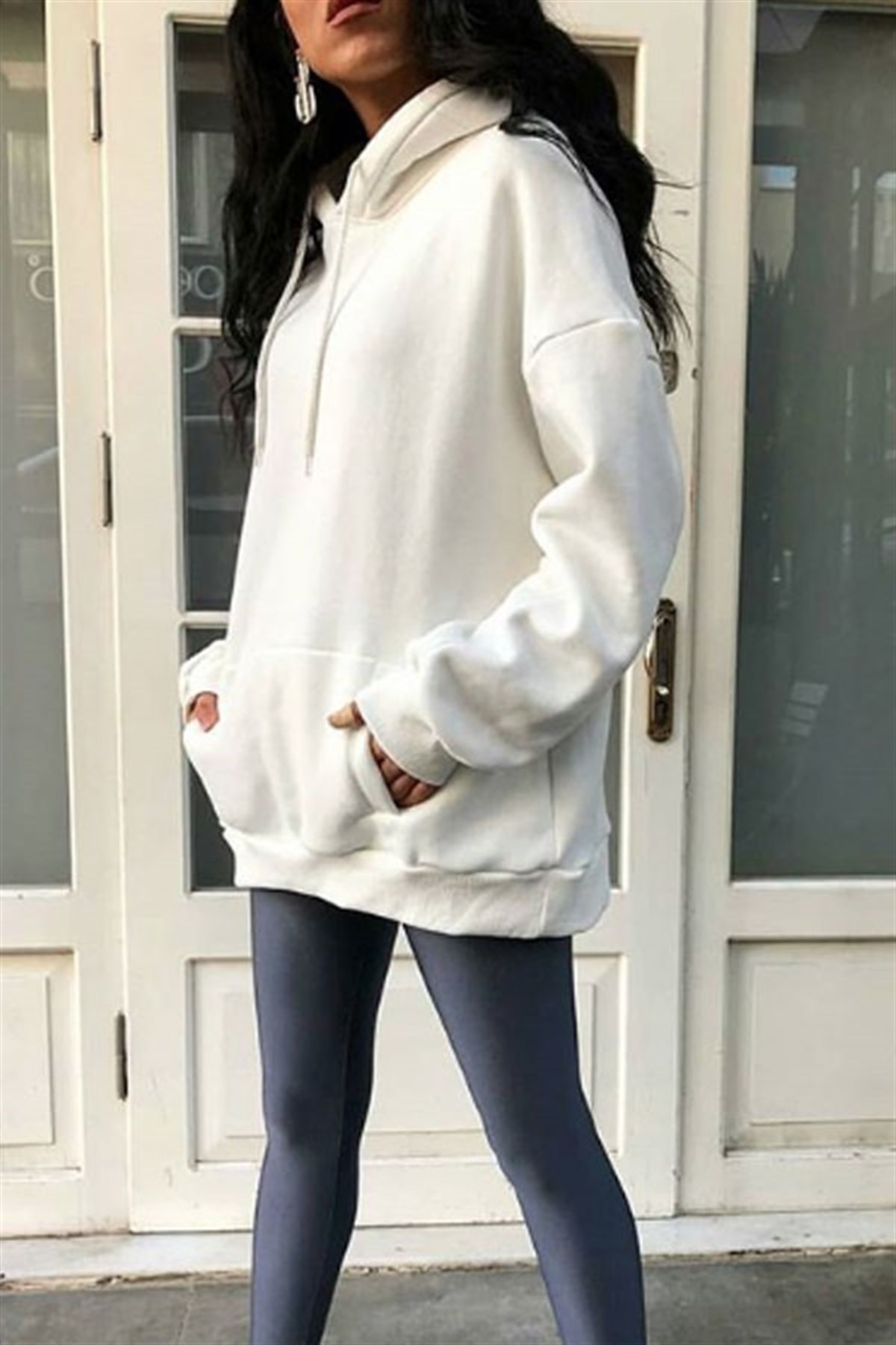 Önden Cepli Kapşonlu Oversize Beyaz Sweat