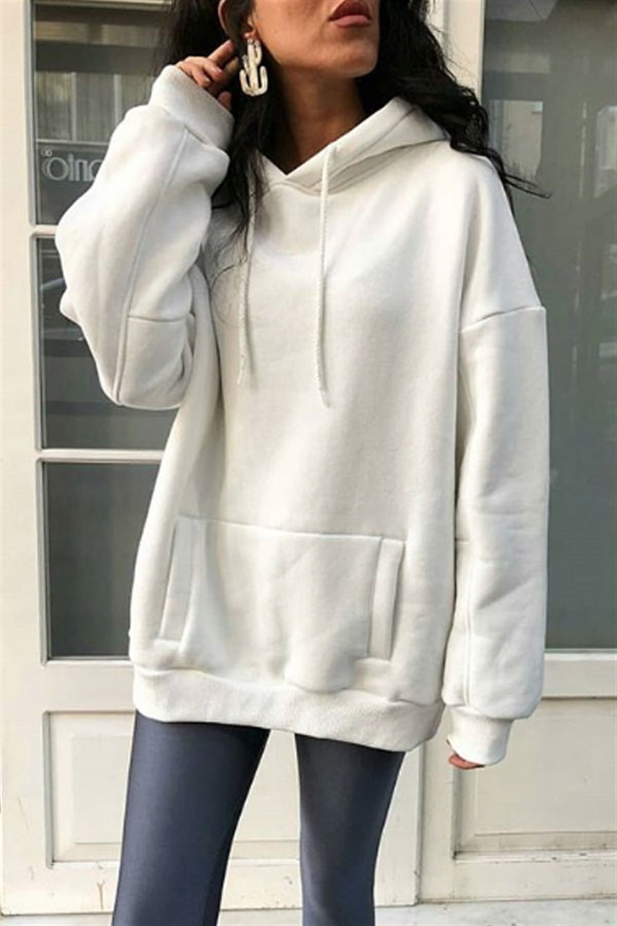 Önden Cepli Kapşonlu Oversize Beyaz Sweat