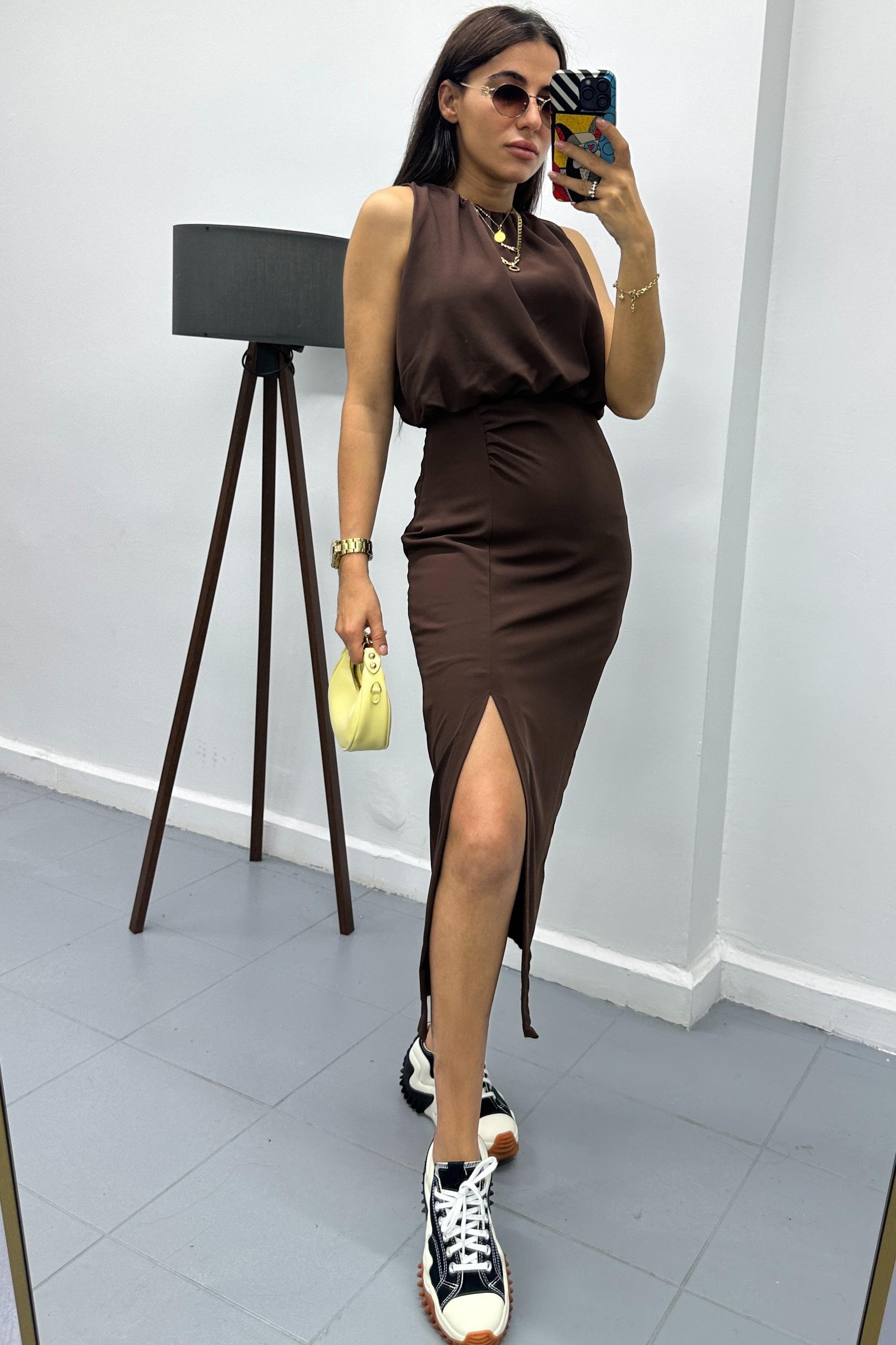 Önden Yırtmaçlı Büzgülü Kahverengi ElbiseELBİSE