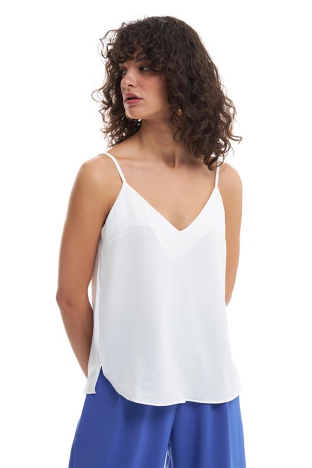 Önü Arkası V Askılı Beyaz BluzBLUZ