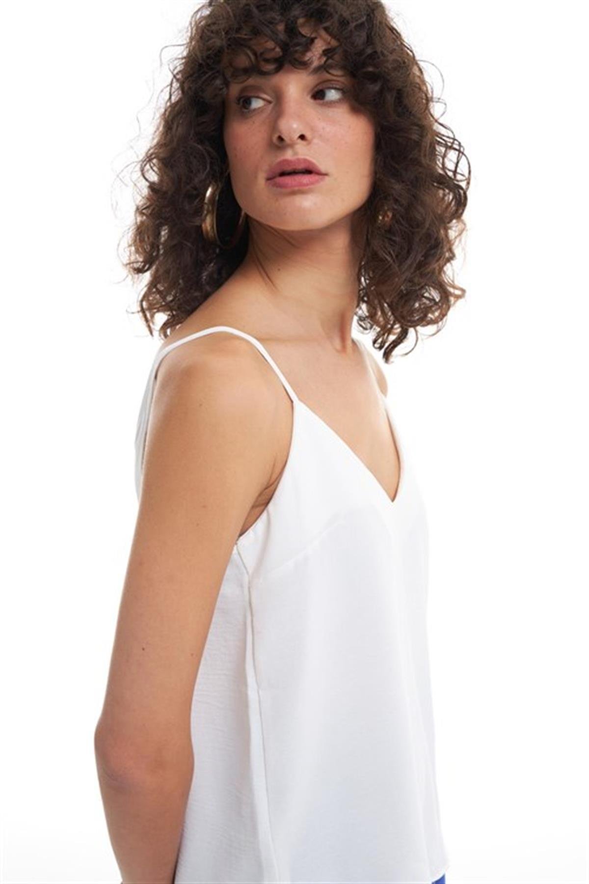 Önü Arkası V Askılı Beyaz BluzBLUZ