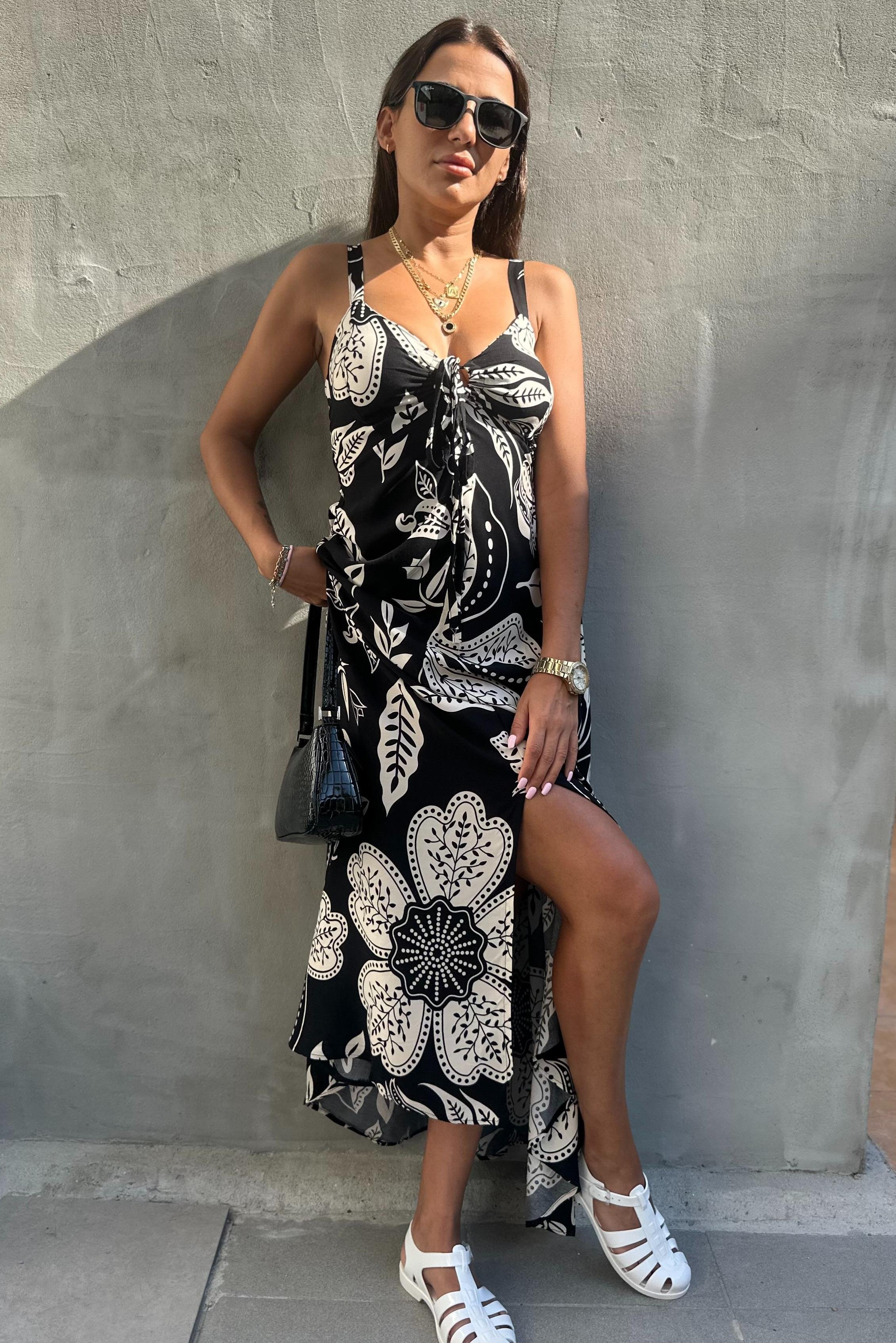 Önü Pencereli Yırtmaçlı Siyah ElbiseELBİSE