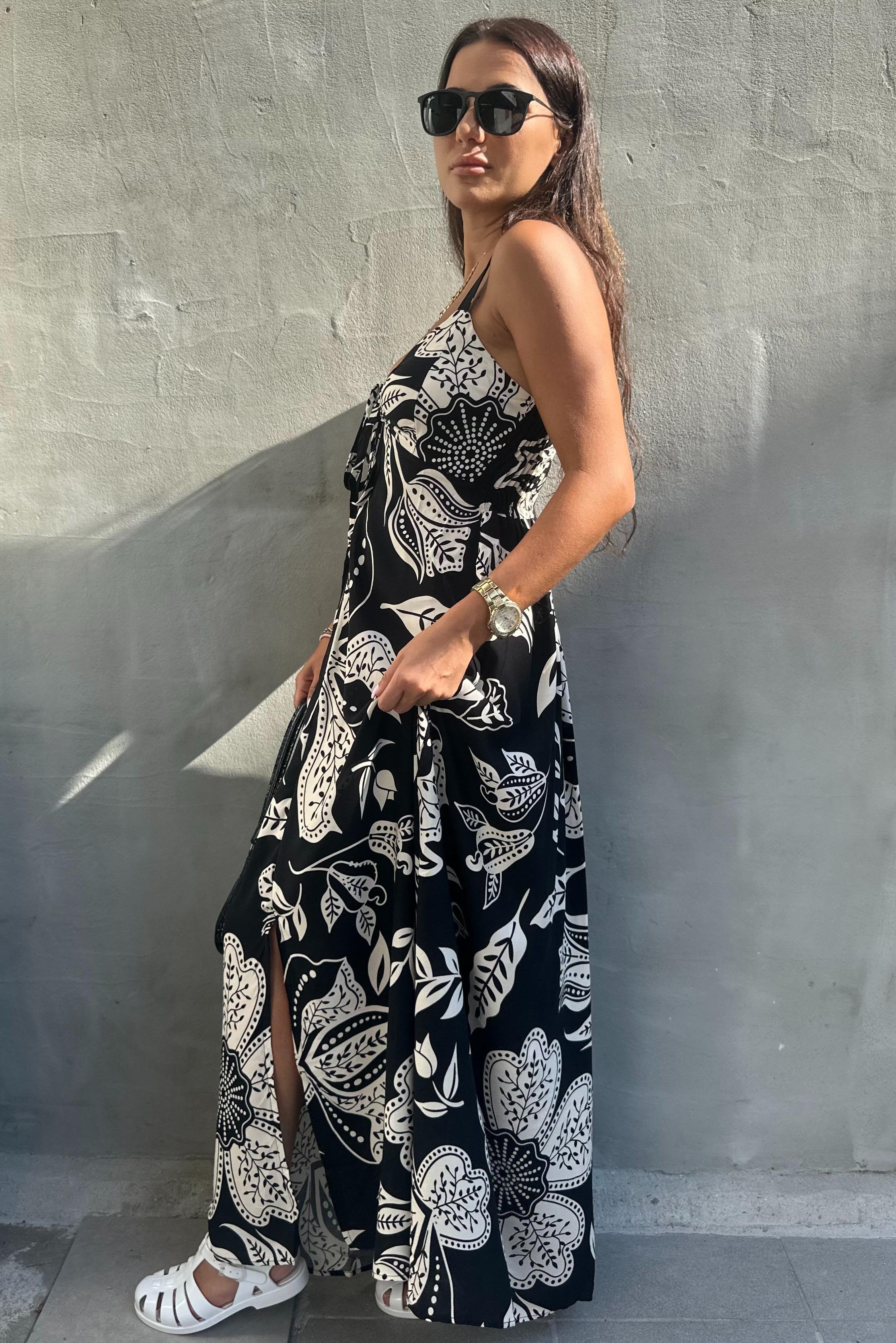 Önü Pencereli Yırtmaçlı Siyah ElbiseELBİSE