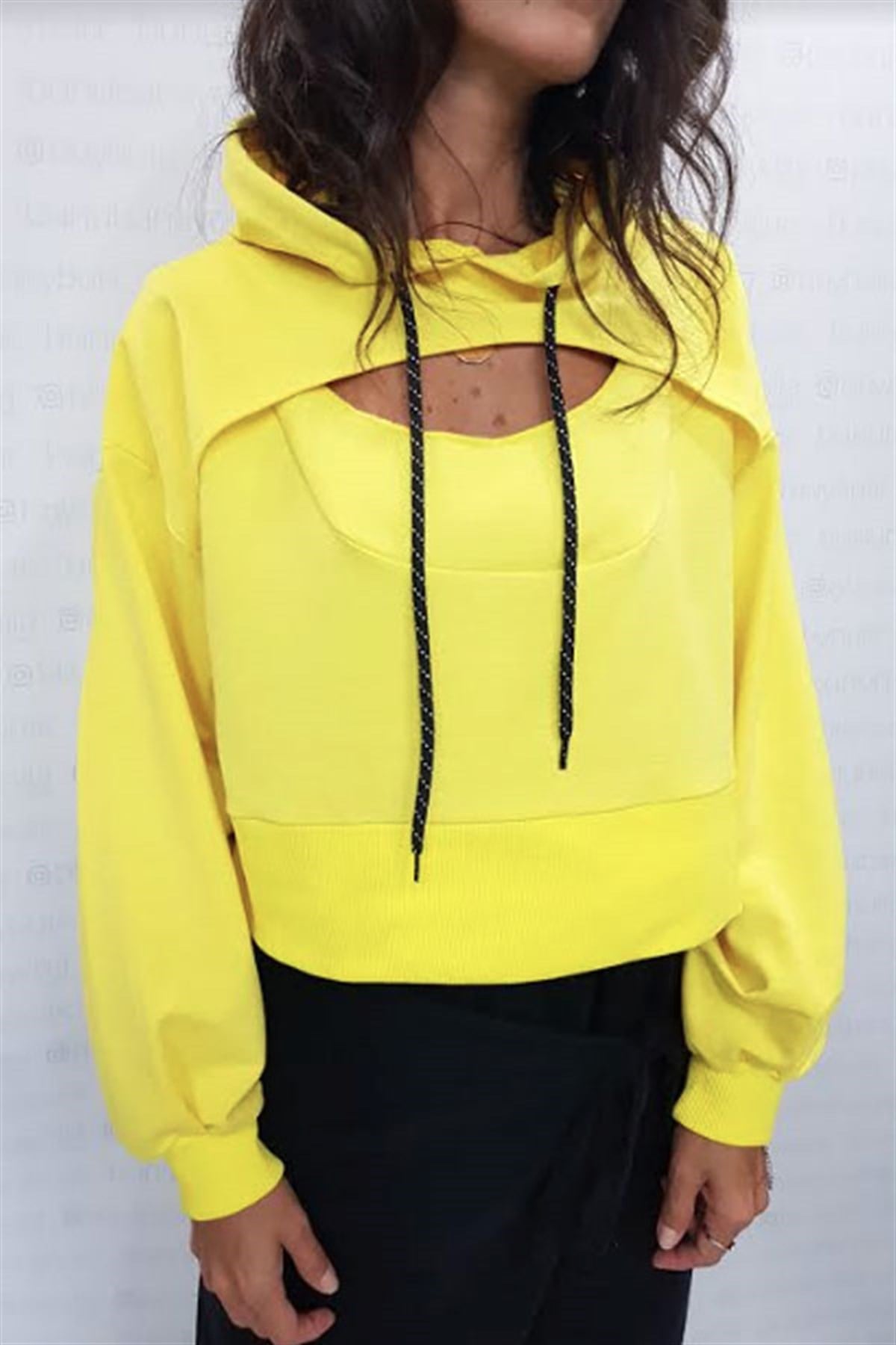 Pencereli Kısa Sarı Sweatshirt