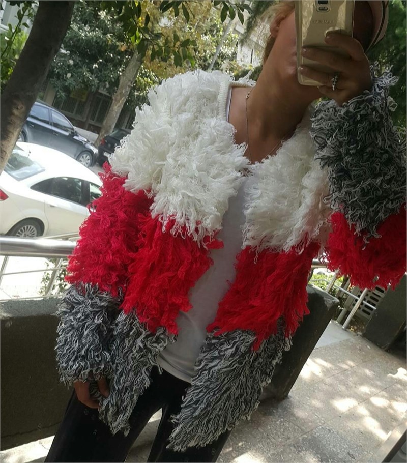 Püsküllü Yumoş Örme Hırka