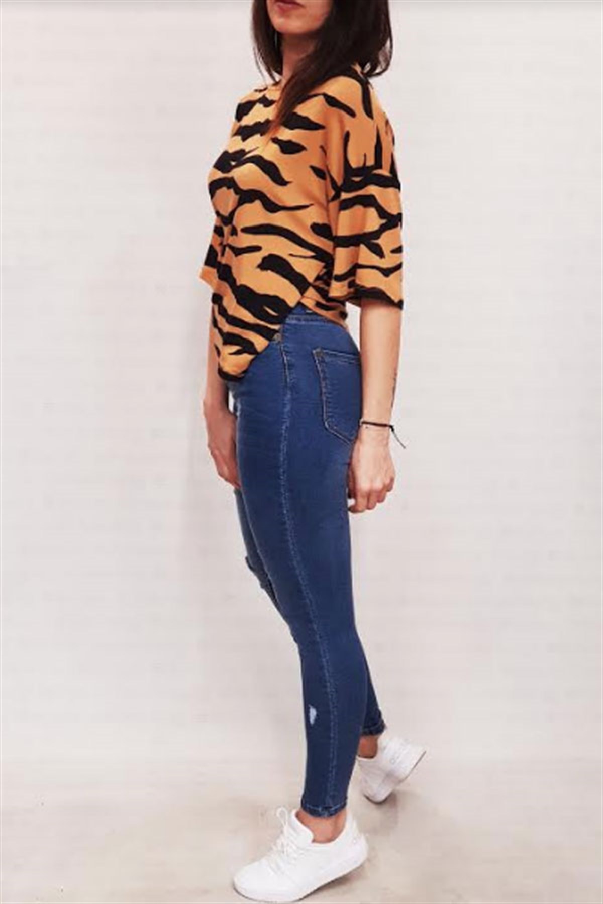 Tek Dizi Kesik Yırtıklı Skinny Jean