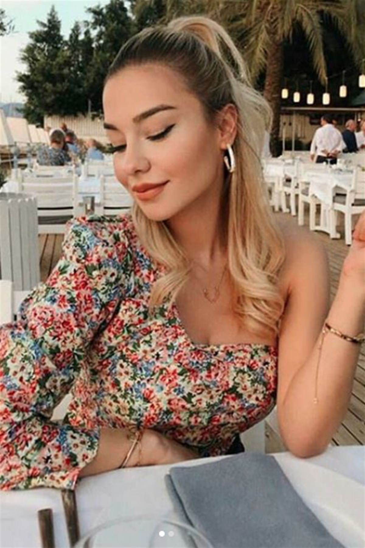 Tek Kol Çiçekli Crop Bluz