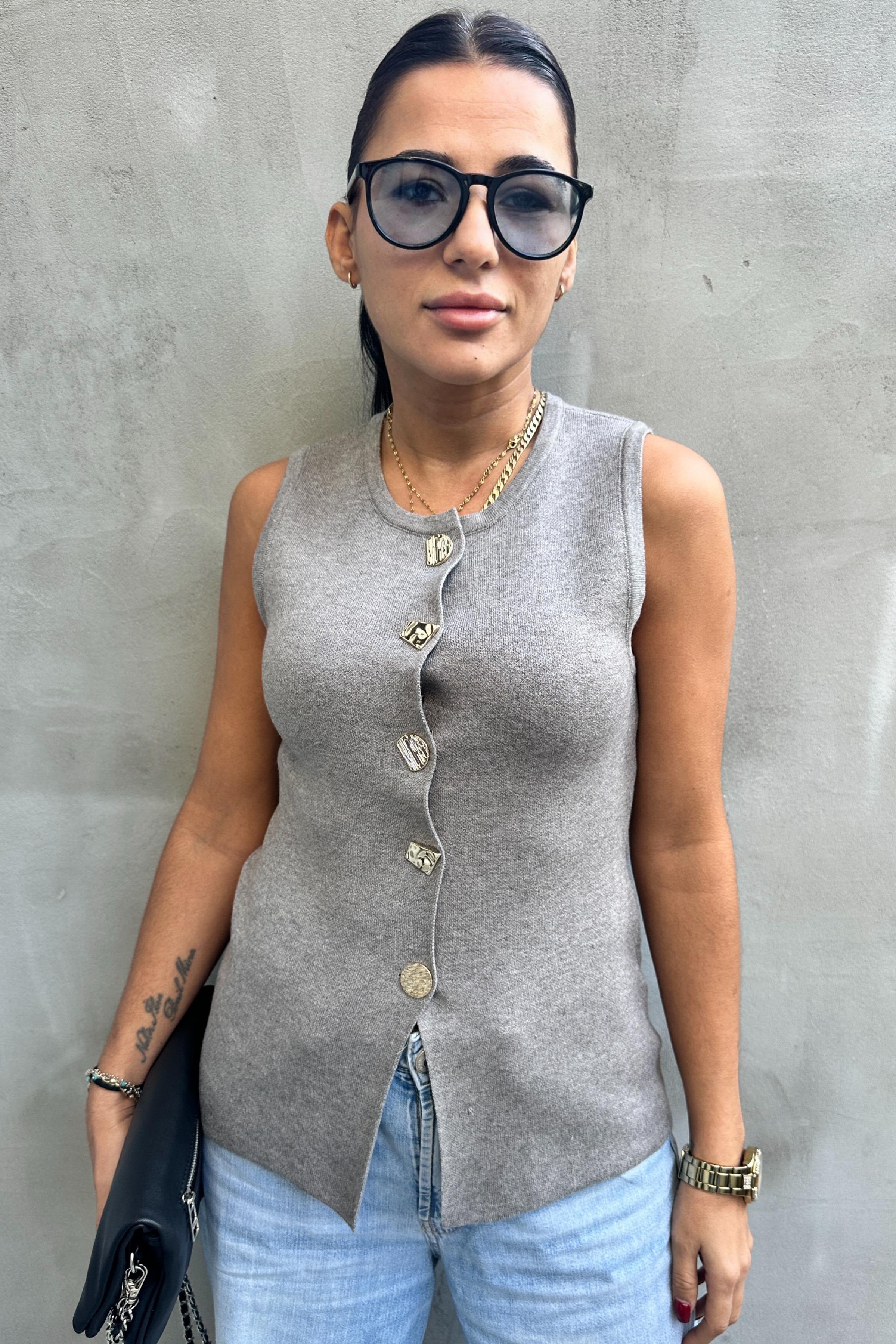 Üçgen Düğmeli Gri Triko YelekYELEK