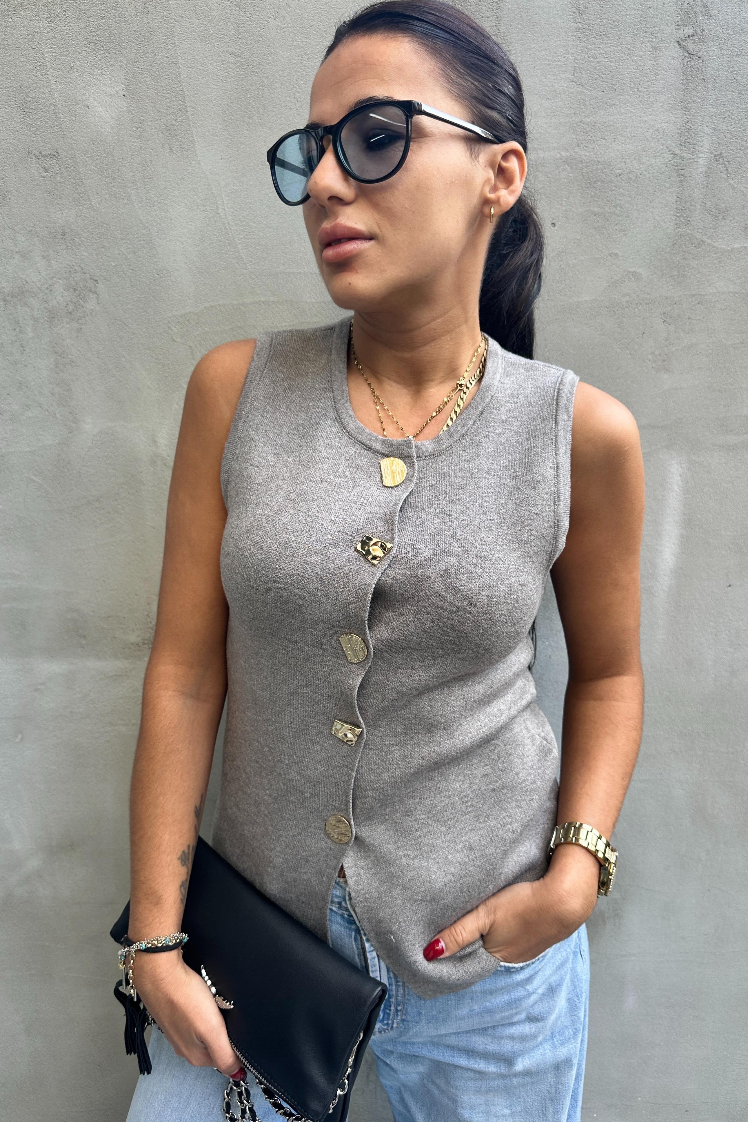 Üçgen Düğmeli Gri Triko YelekYELEK